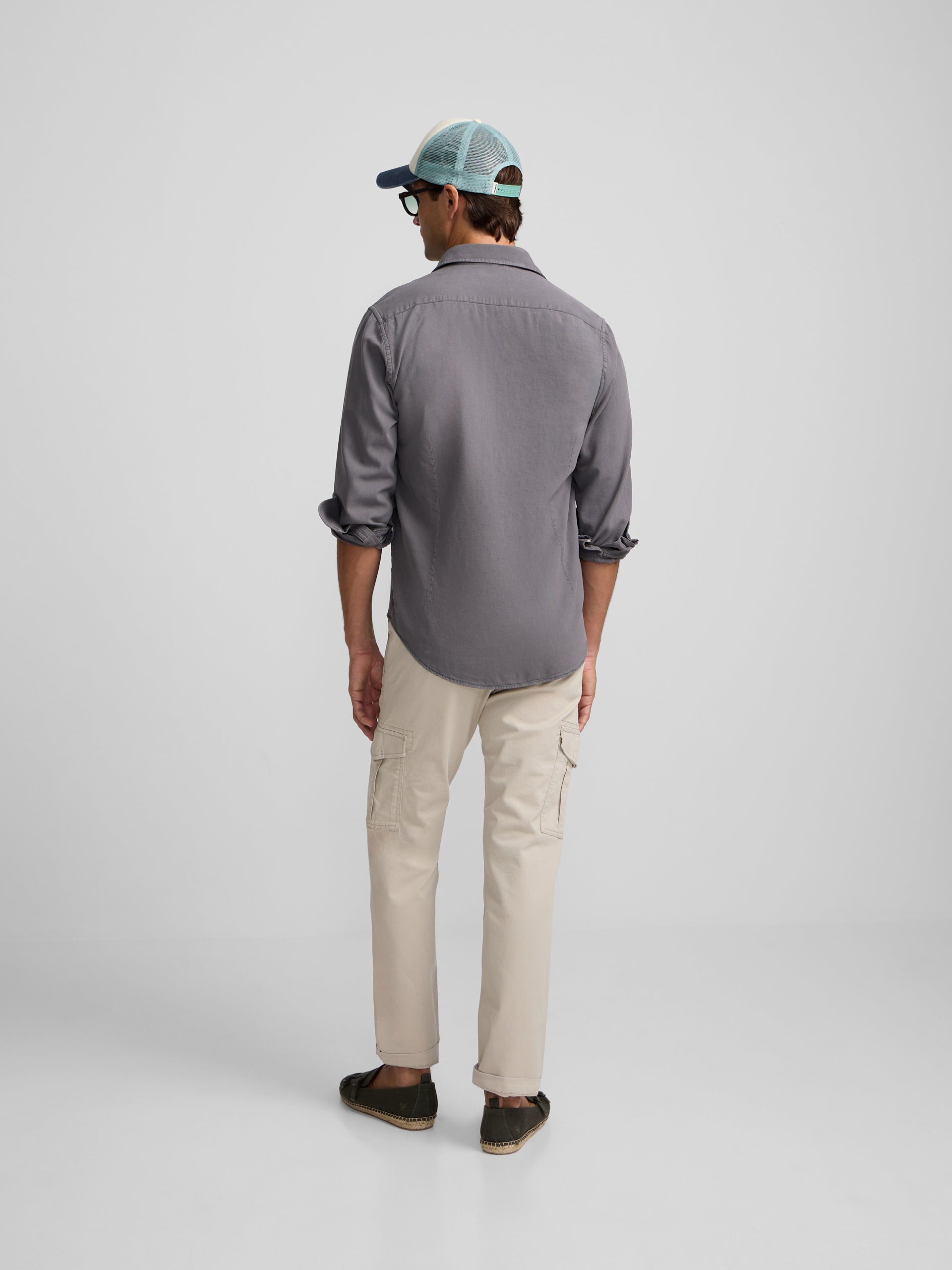 Camisa desportiva cinzenta com bolso desgastado
