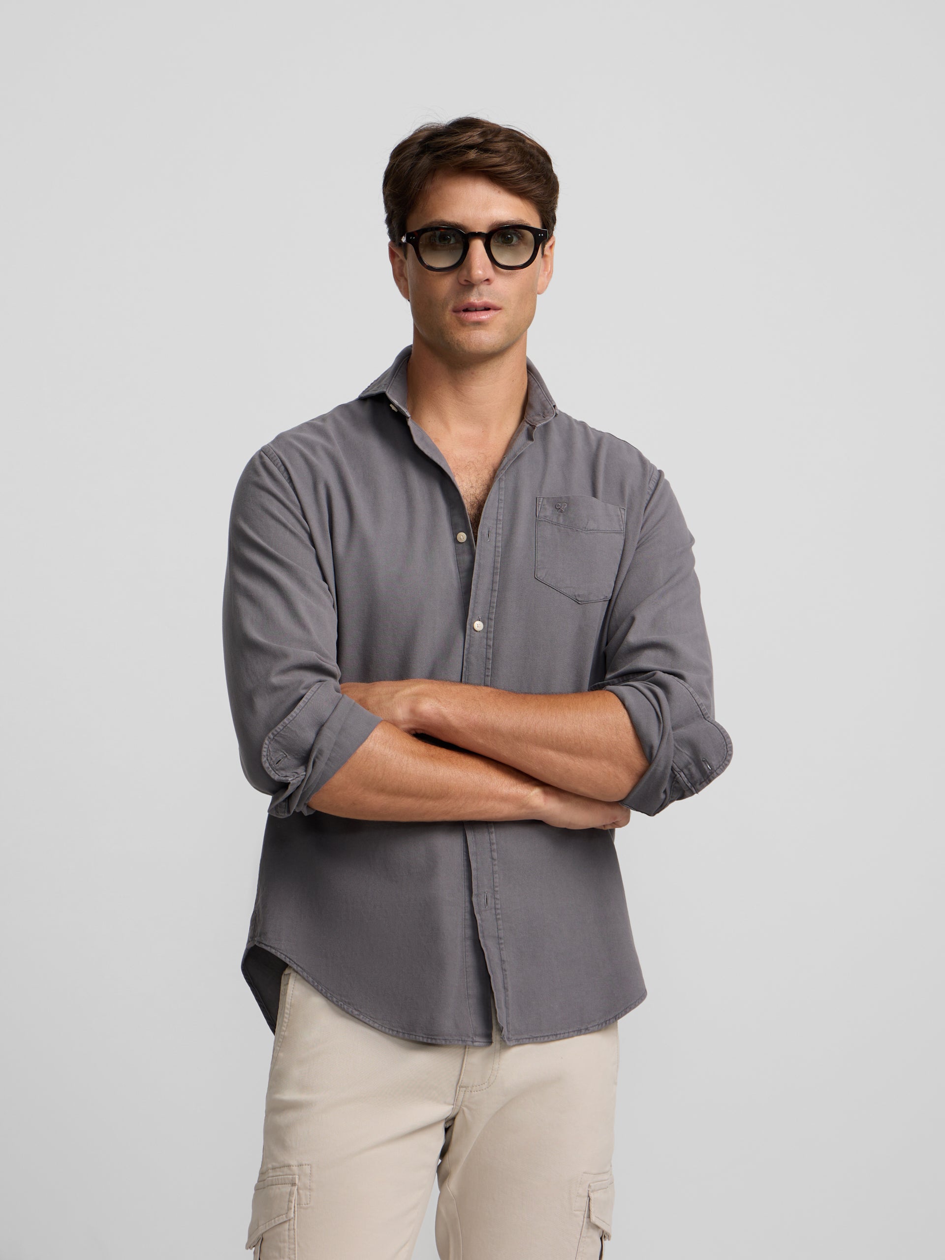 Camisa desportiva cinzenta com bolso desgastado