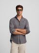 Camisa desportiva cinzenta com bolso desgastado