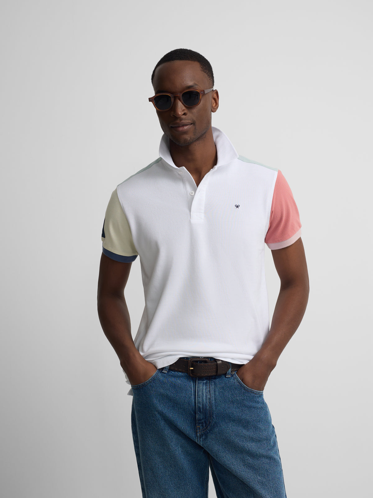 Polo de manga curta com debrum multicolor branco