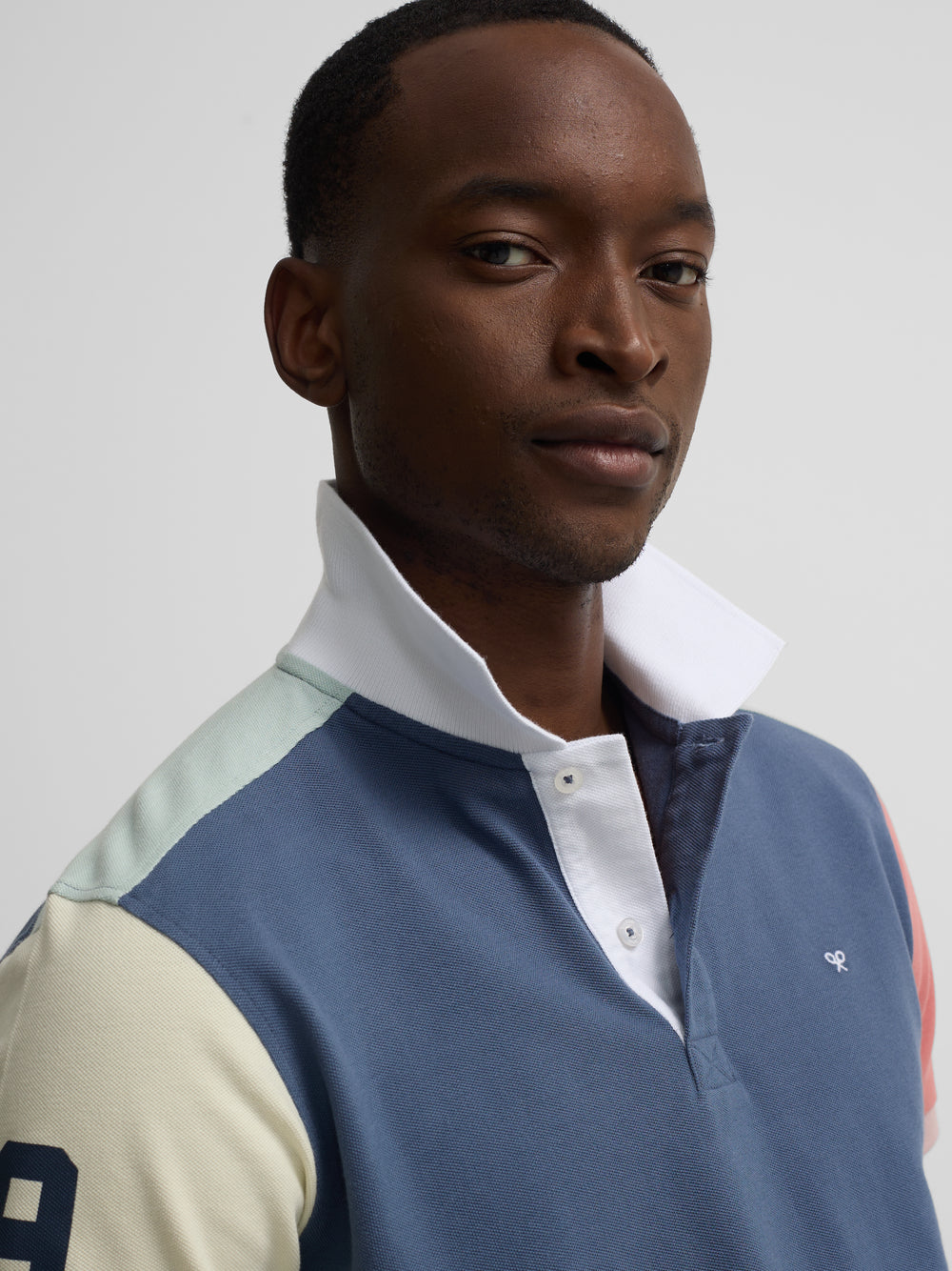 Polo manga corta ribete multicolor azul marino