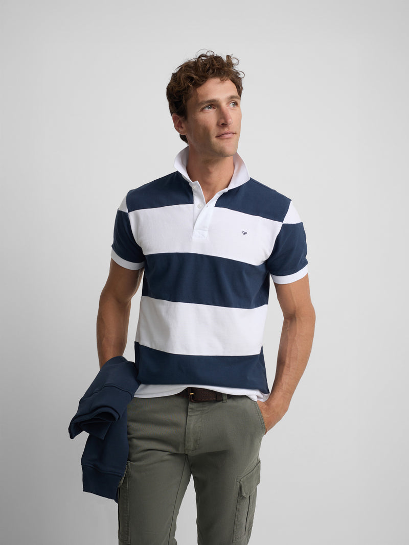 Polo de manga curta com riscas largas azul-marinho