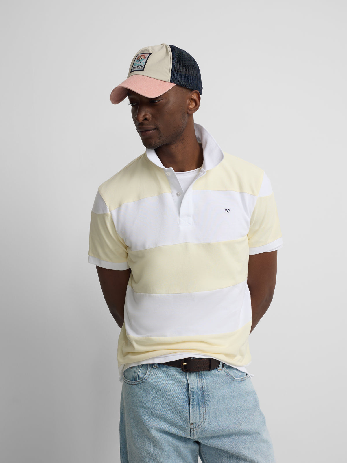 Polo de manga curta com riscas largas amarelas