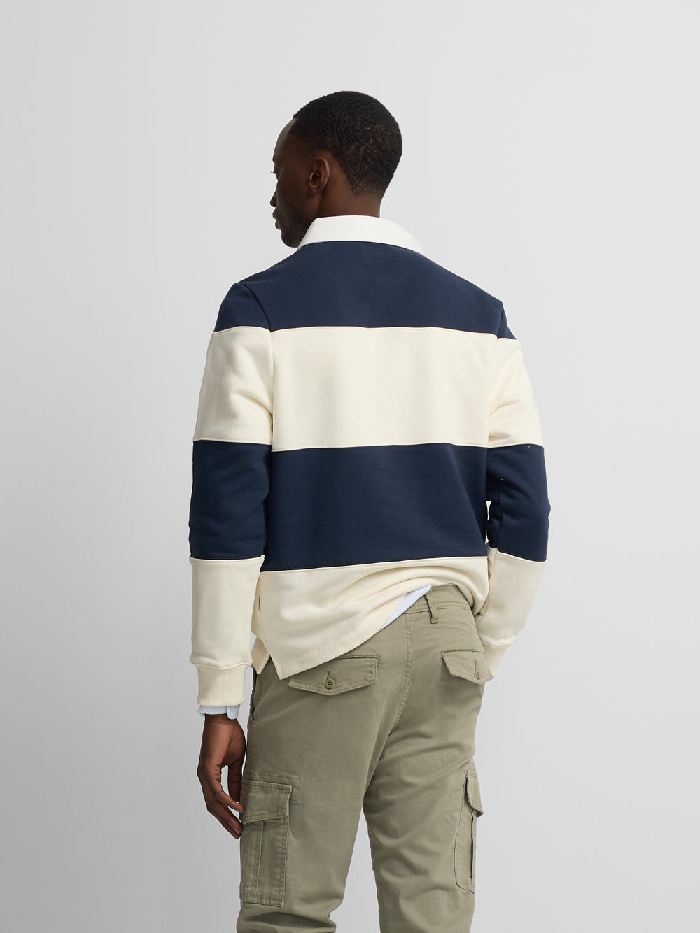 Sweat-shirt à col roulé bleu marine à larges rayures