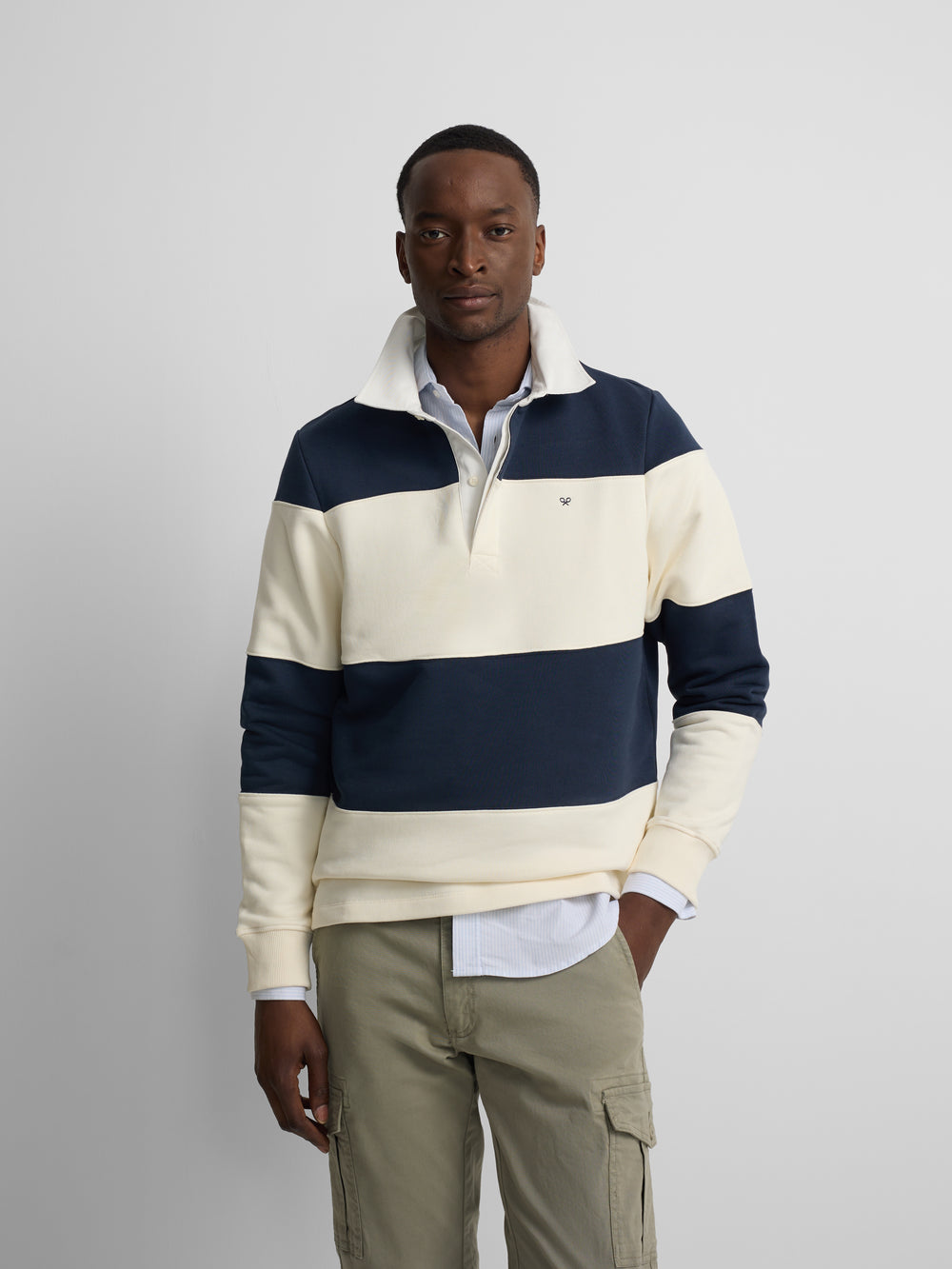 Sweat-shirt à col roulé bleu marine à larges rayures