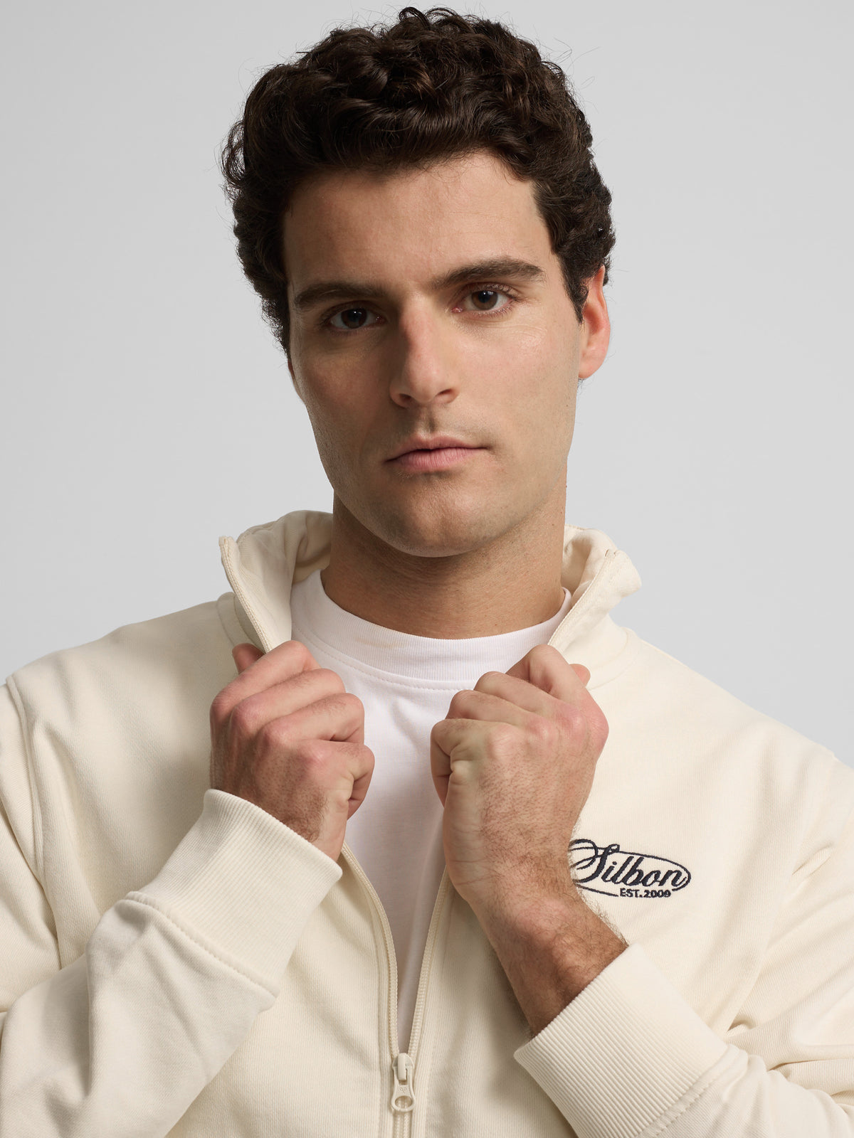 Sweatshirt com fecho e bordado creme
