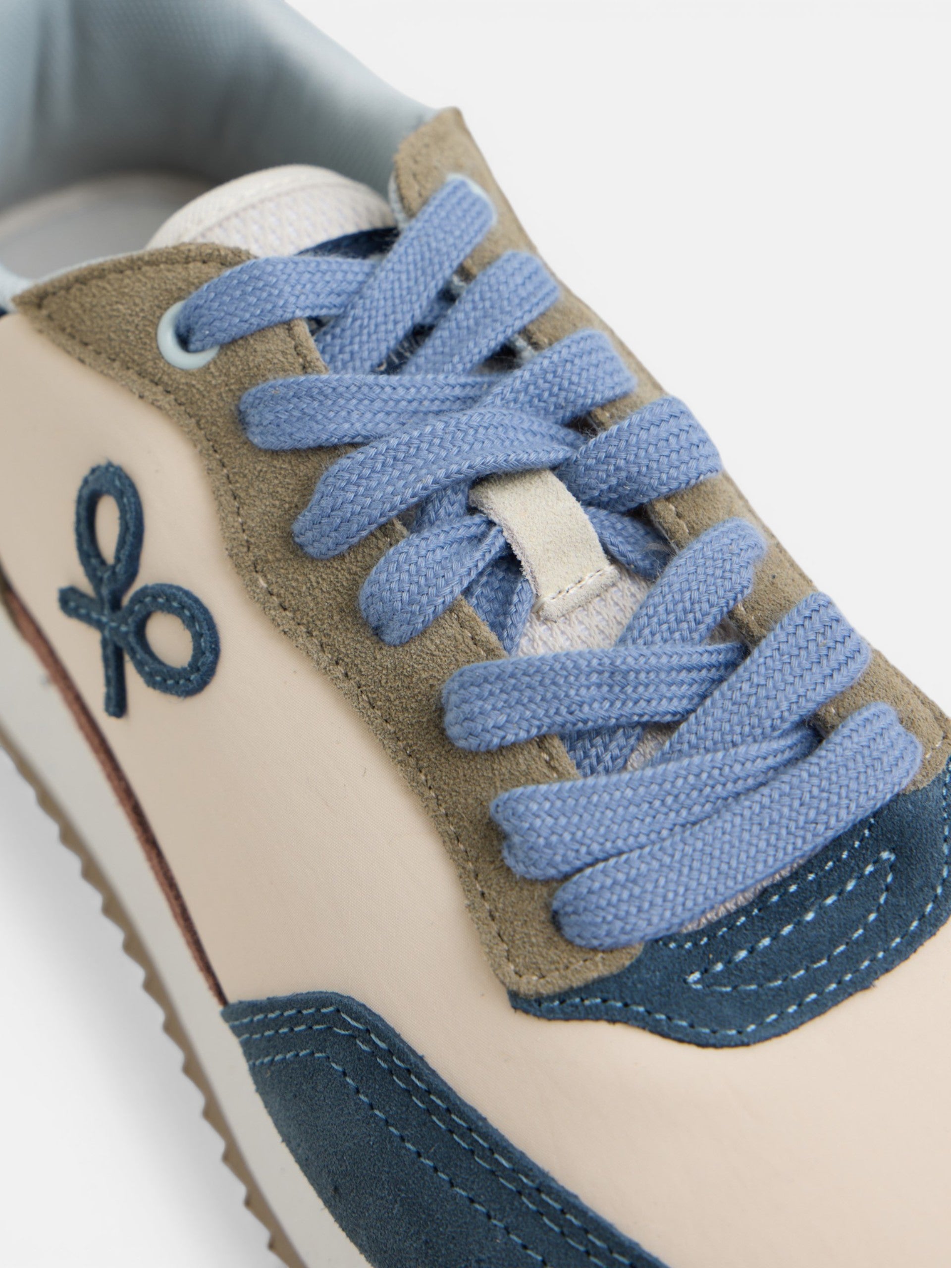 Beige running racket shoe