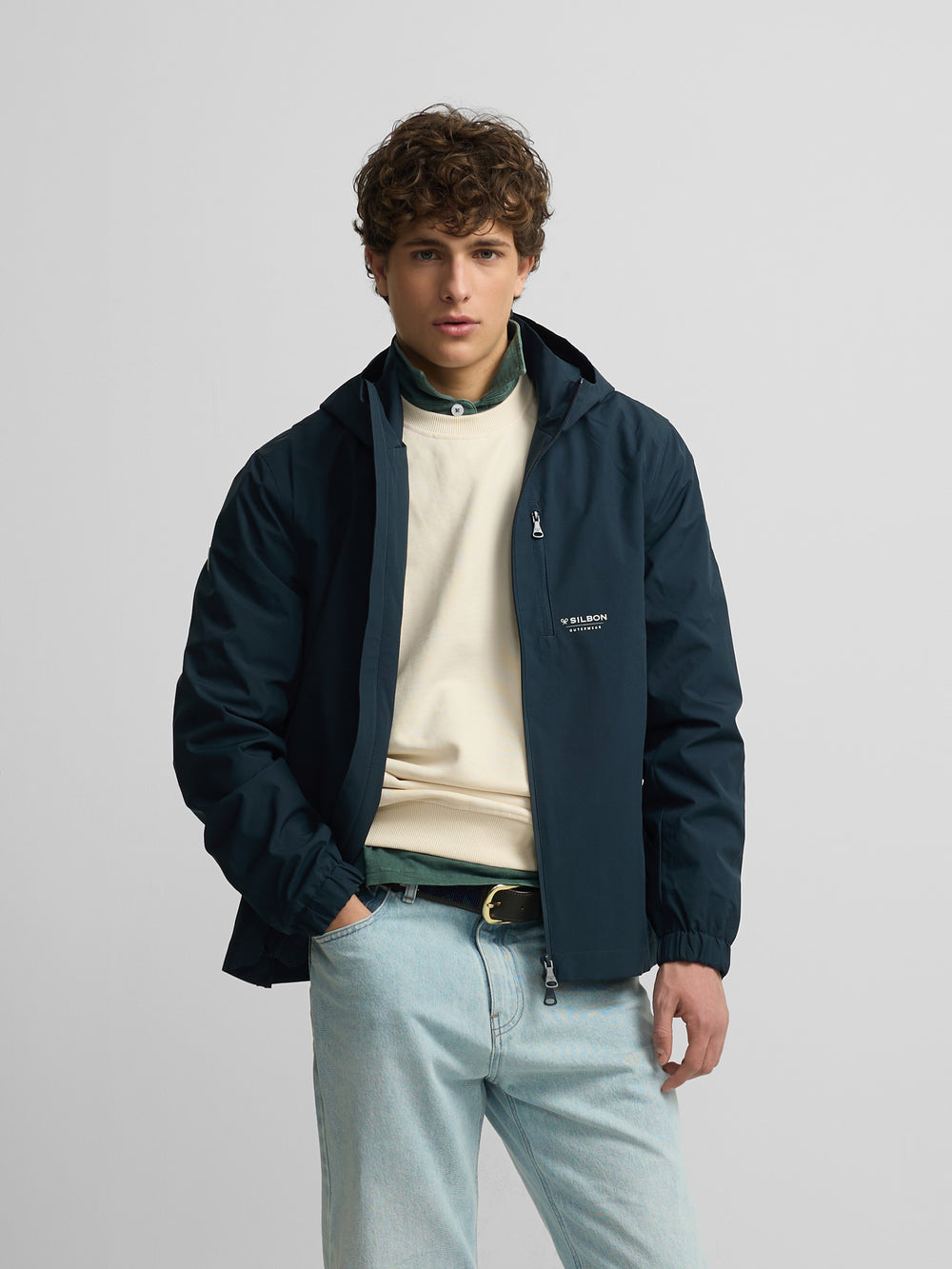 Cortavientos tecnico capucha azul marino