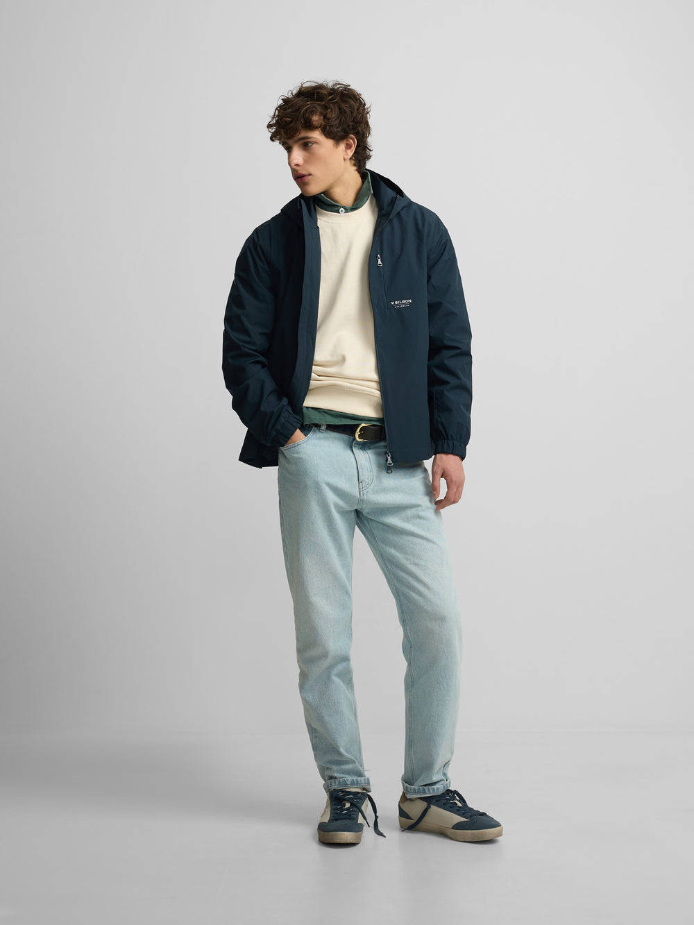 Cortavientos tecnico capucha azul marino