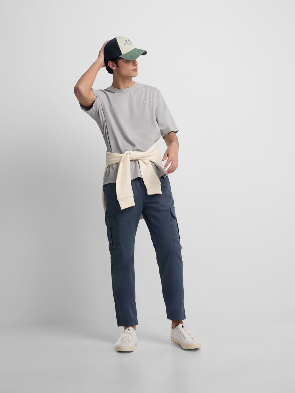 Camiseta special fit minilogo parche gris