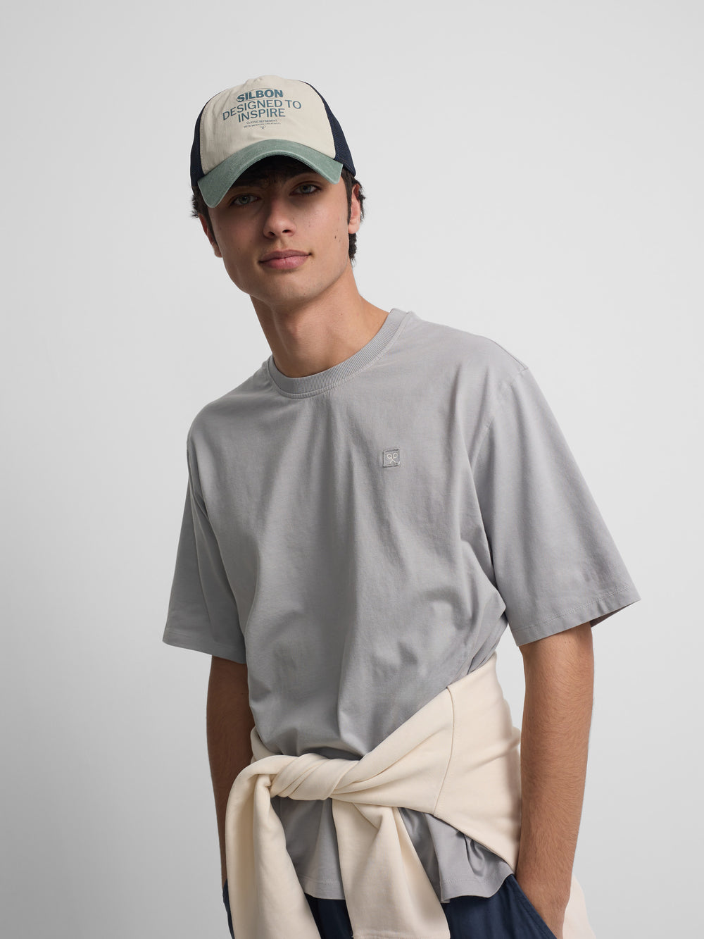 Camiseta special fit minilogo parche gris