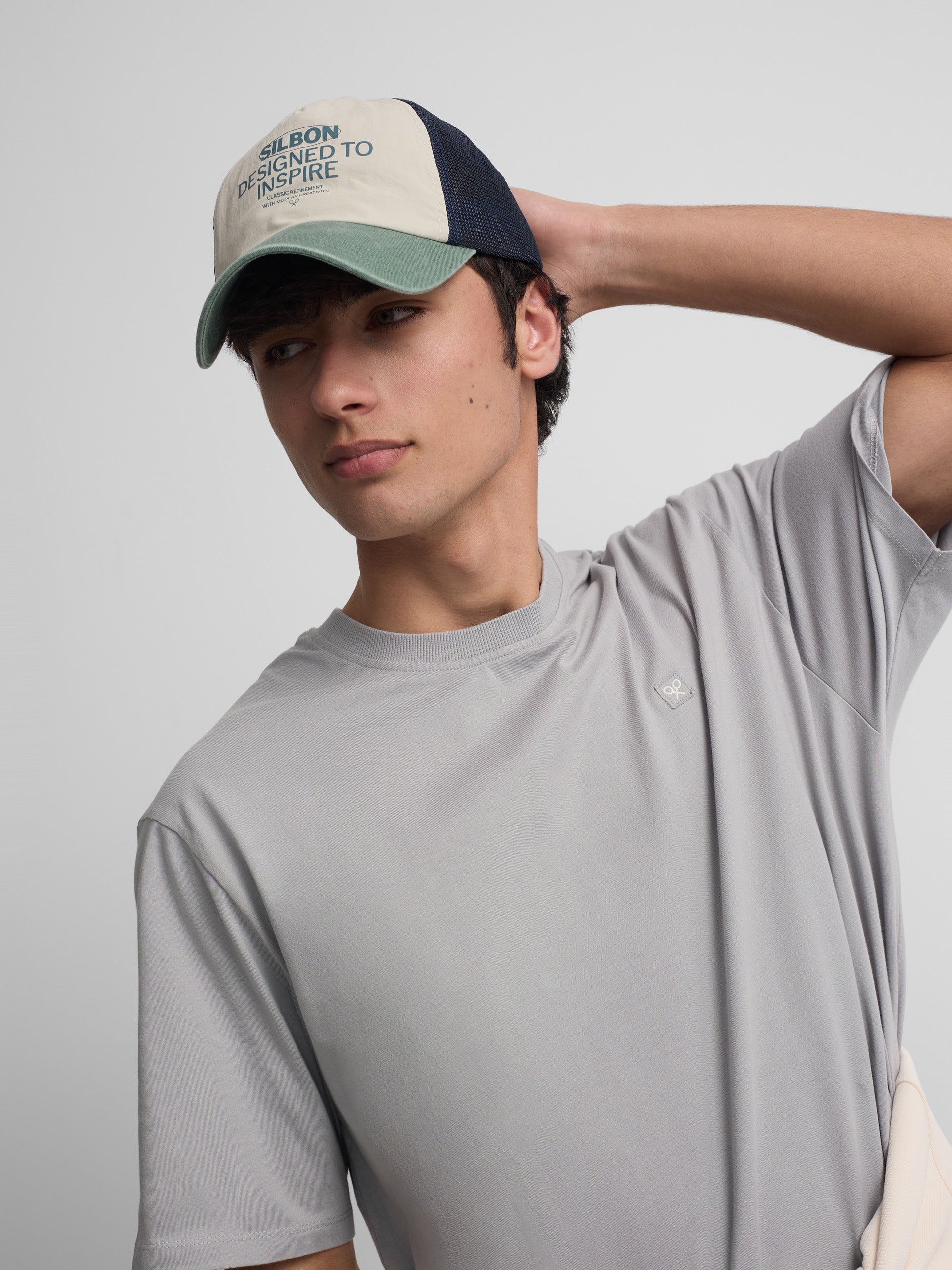 Special fit t-shirt with gray mini logo patch