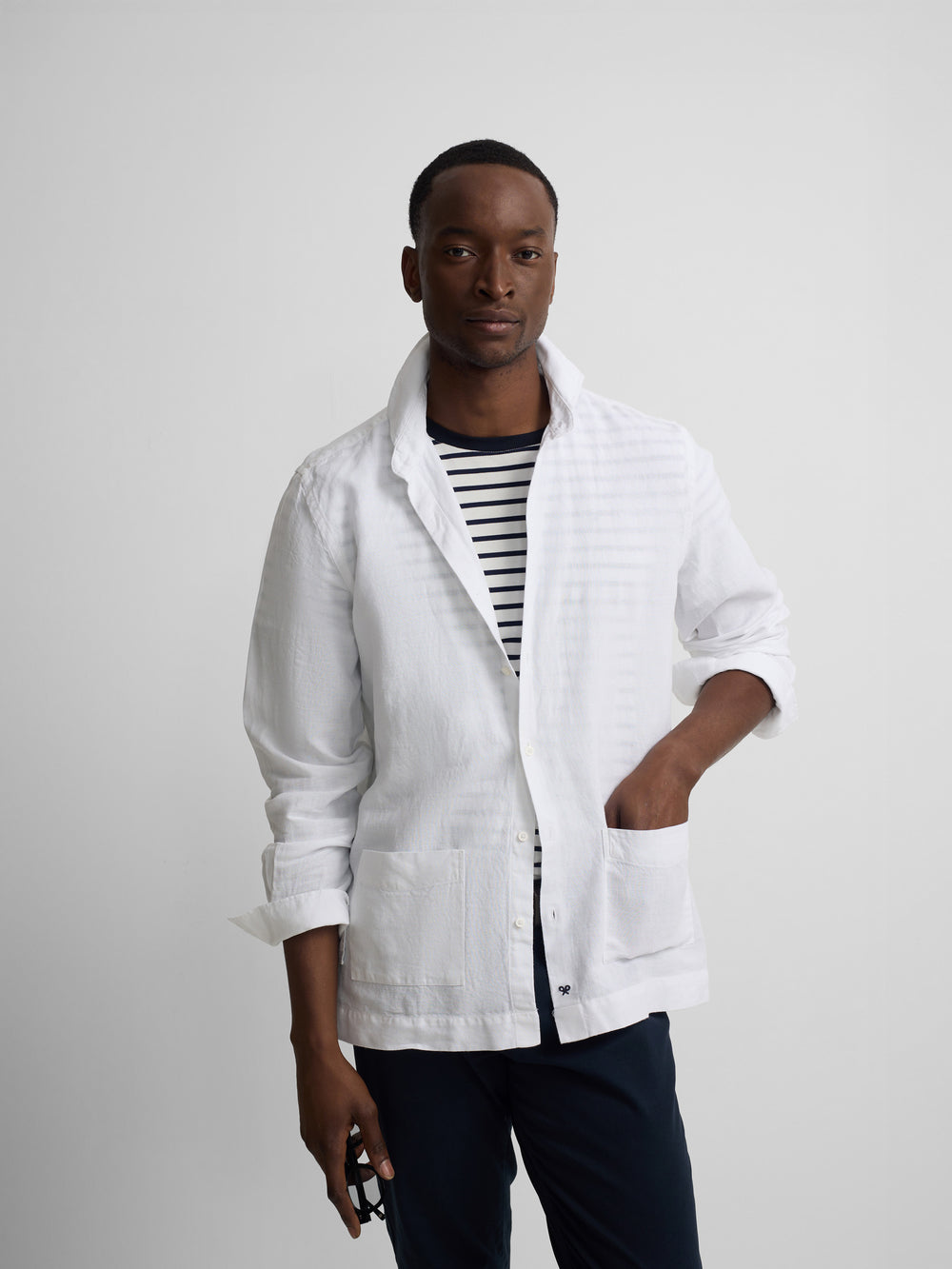 Chemise de sport blanche à poches