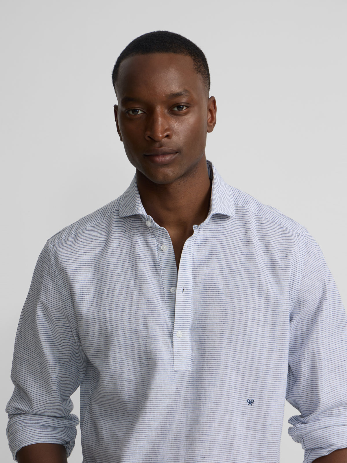 Camisola desportiva de linho com riscas horizontais azul-marinho