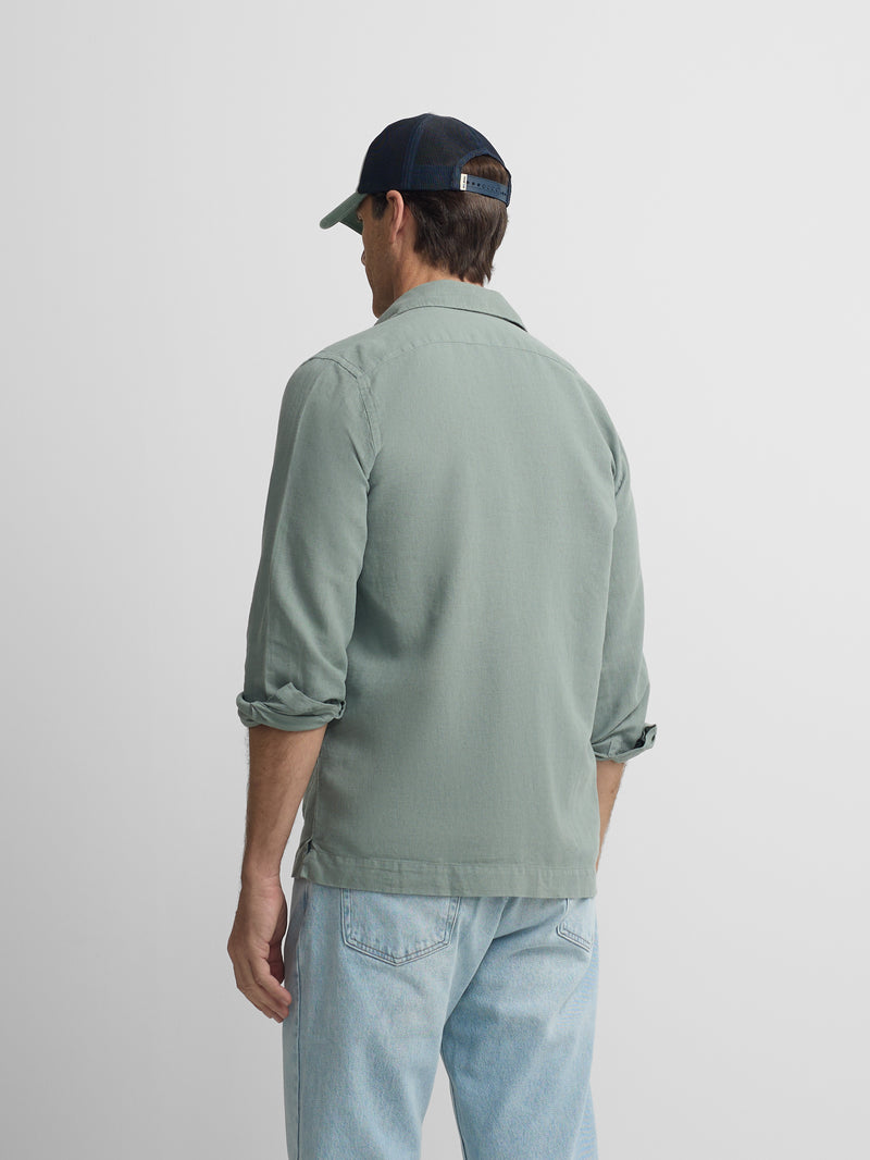 Camisa sport bolsos verde médio