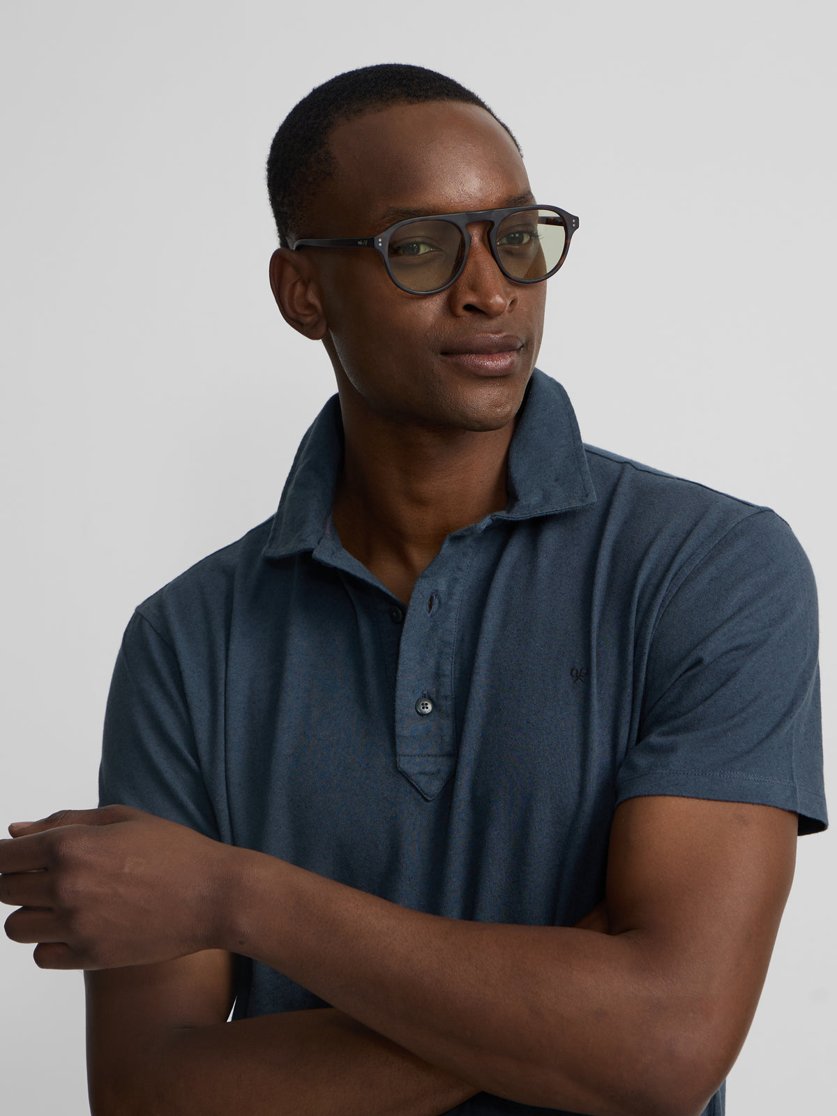 Polo de linho com carcela longa azul-marinho