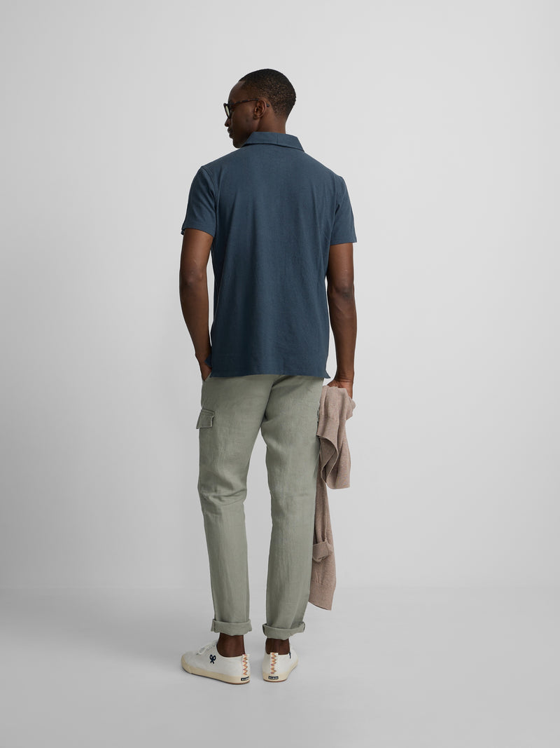 Polo de linho com carcela longa azul-marinho