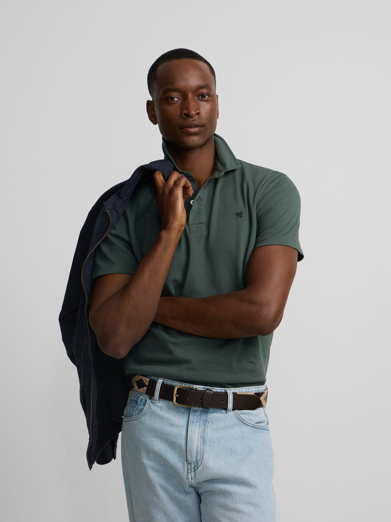 Short-sleeved polo with embossed green logo