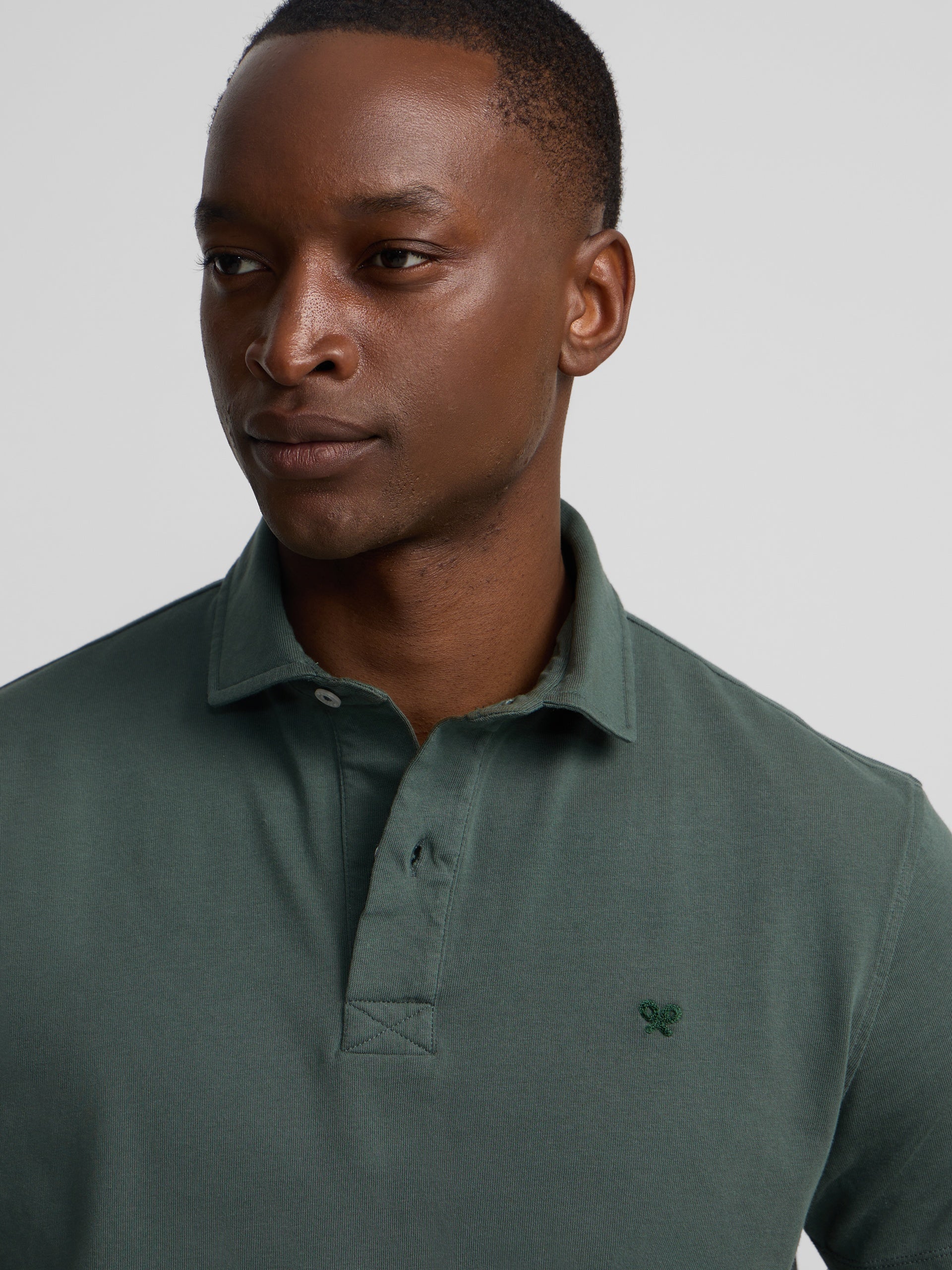 Short-sleeved polo with embossed green logo