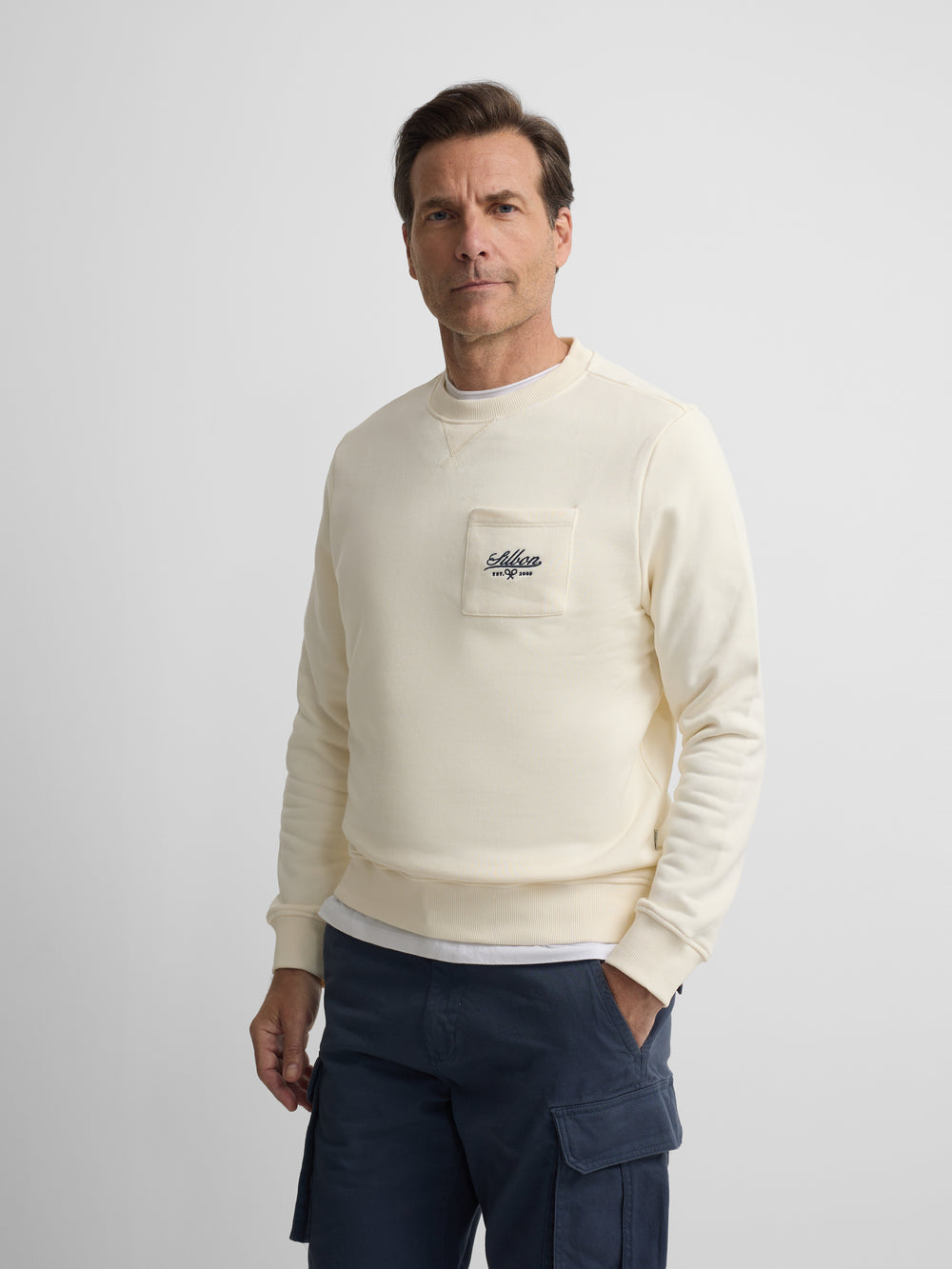 Sweat-shirt crème avec poche brodée