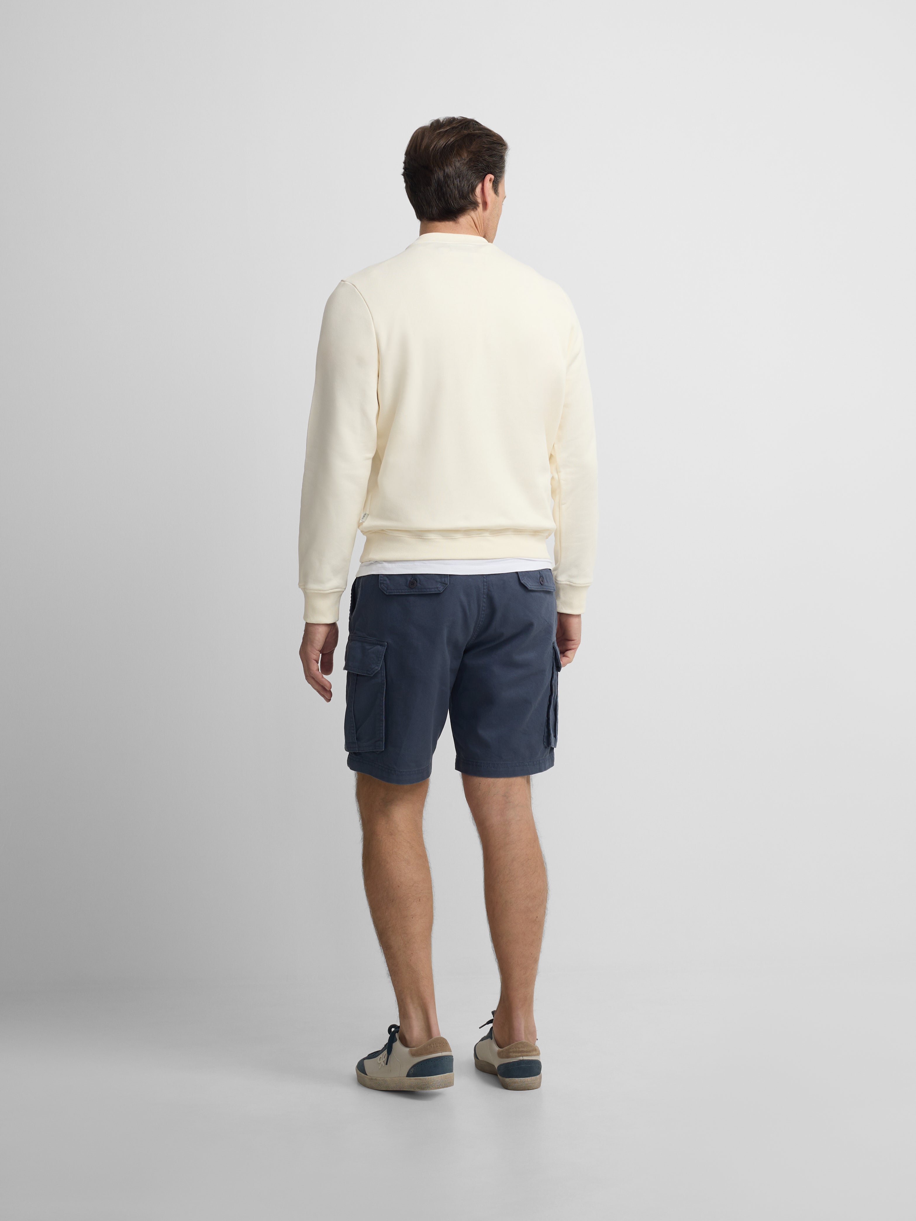 Sweat-shirt crème avec poche brodée