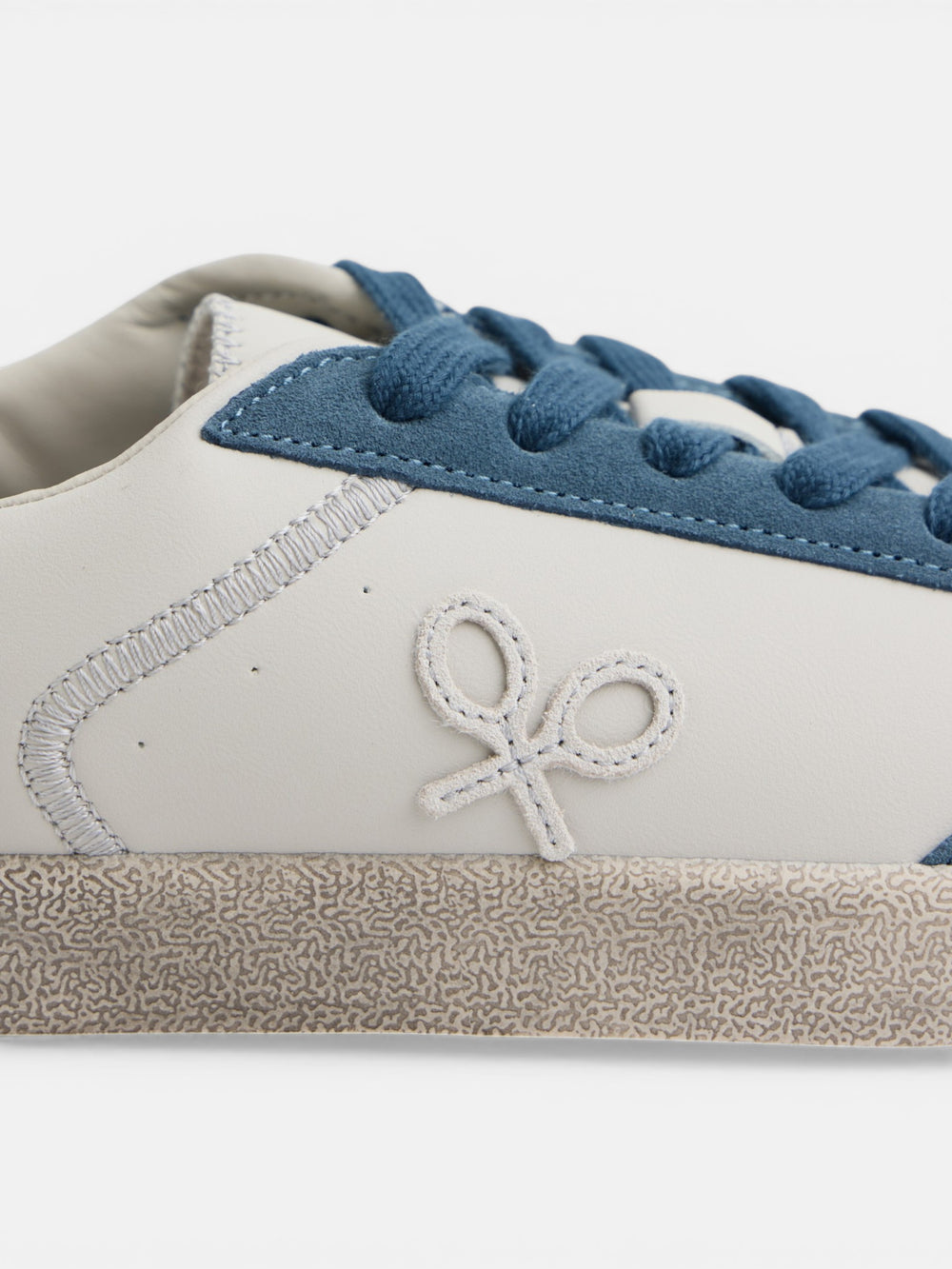 Zapatilla desgastada crema