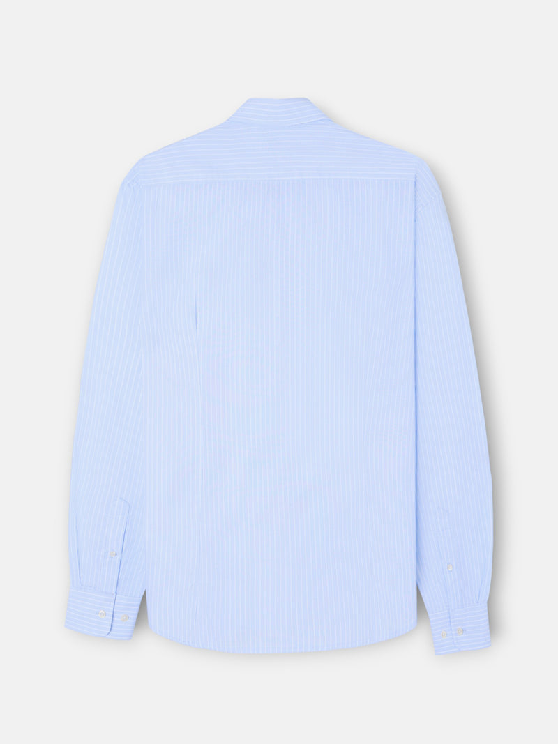 Chemise sport classique à rayures blanches et bleu ciel
