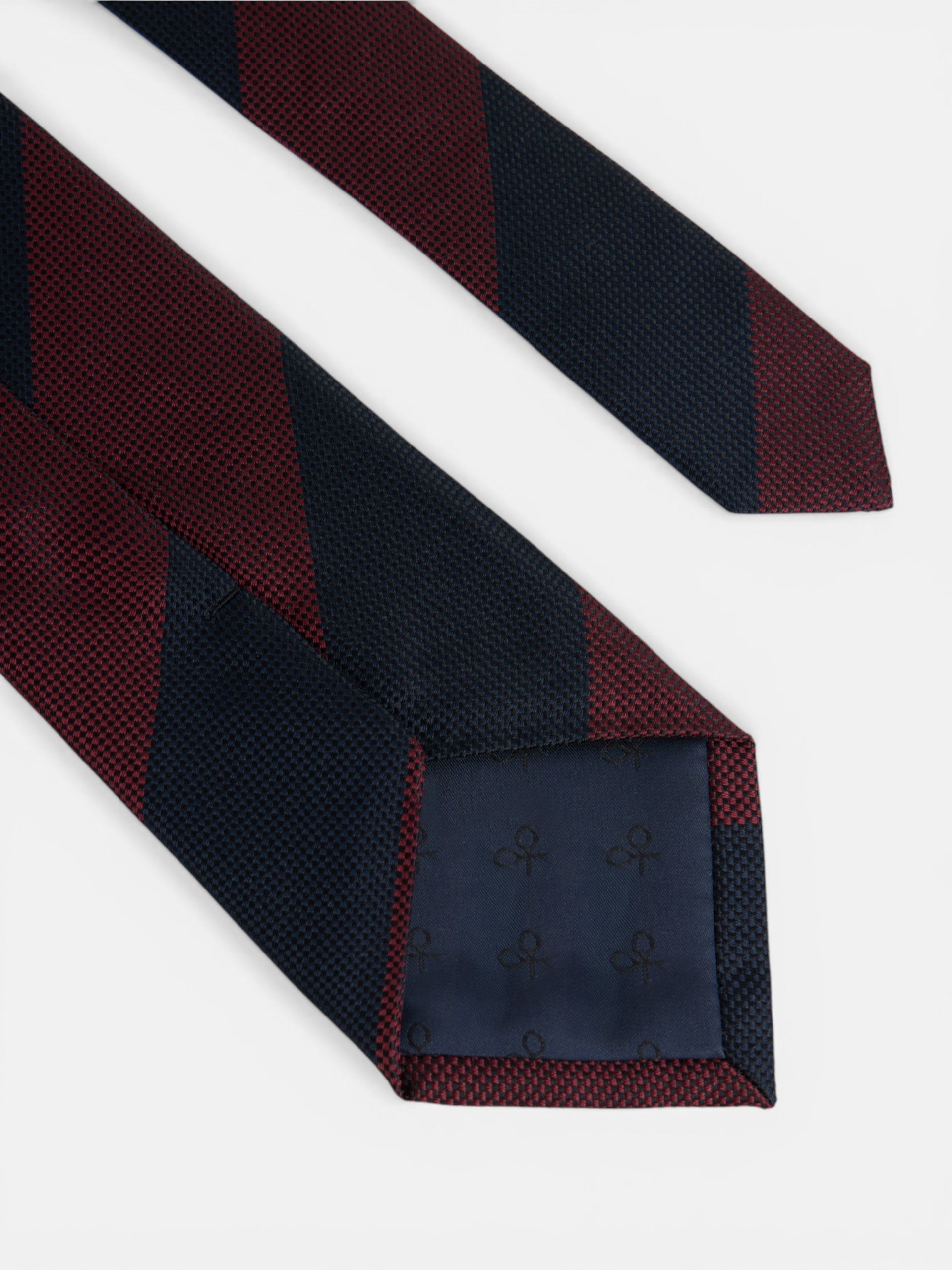 Gravata às riscas regimental bordeaux e azul-marinho
