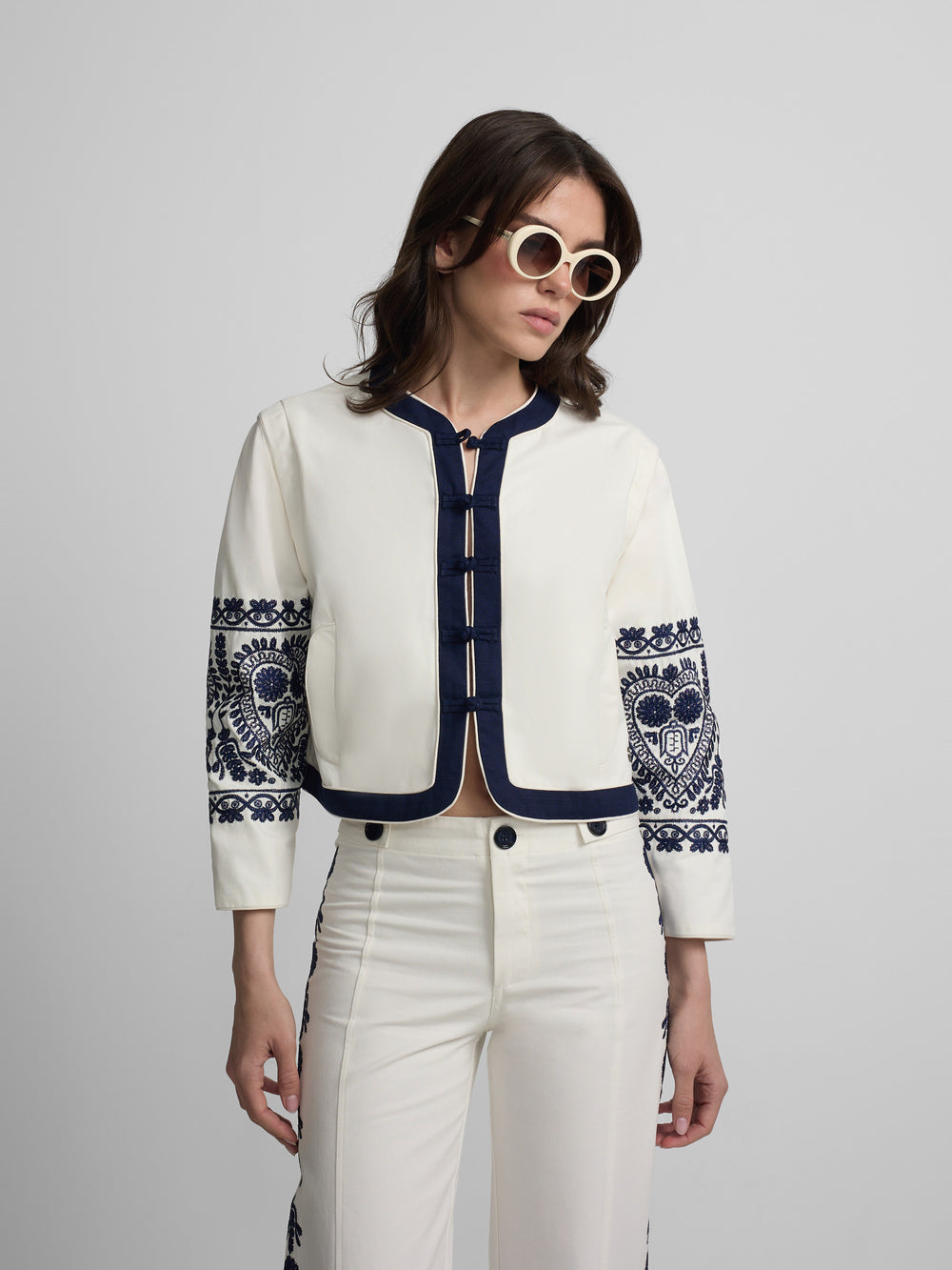 Chaqueta cuello mao bordados blanca