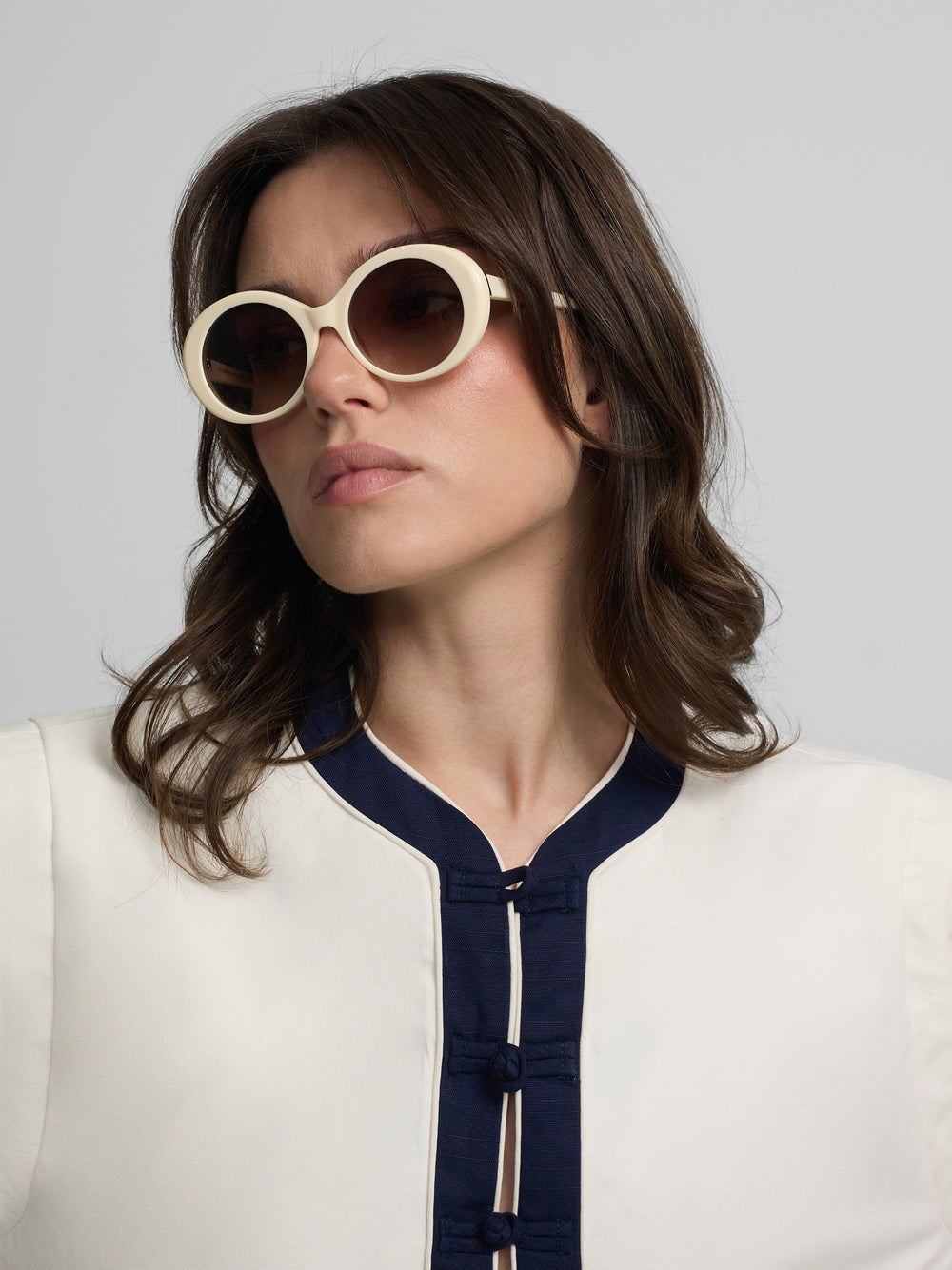 Chaqueta cuello mao bordados blanca