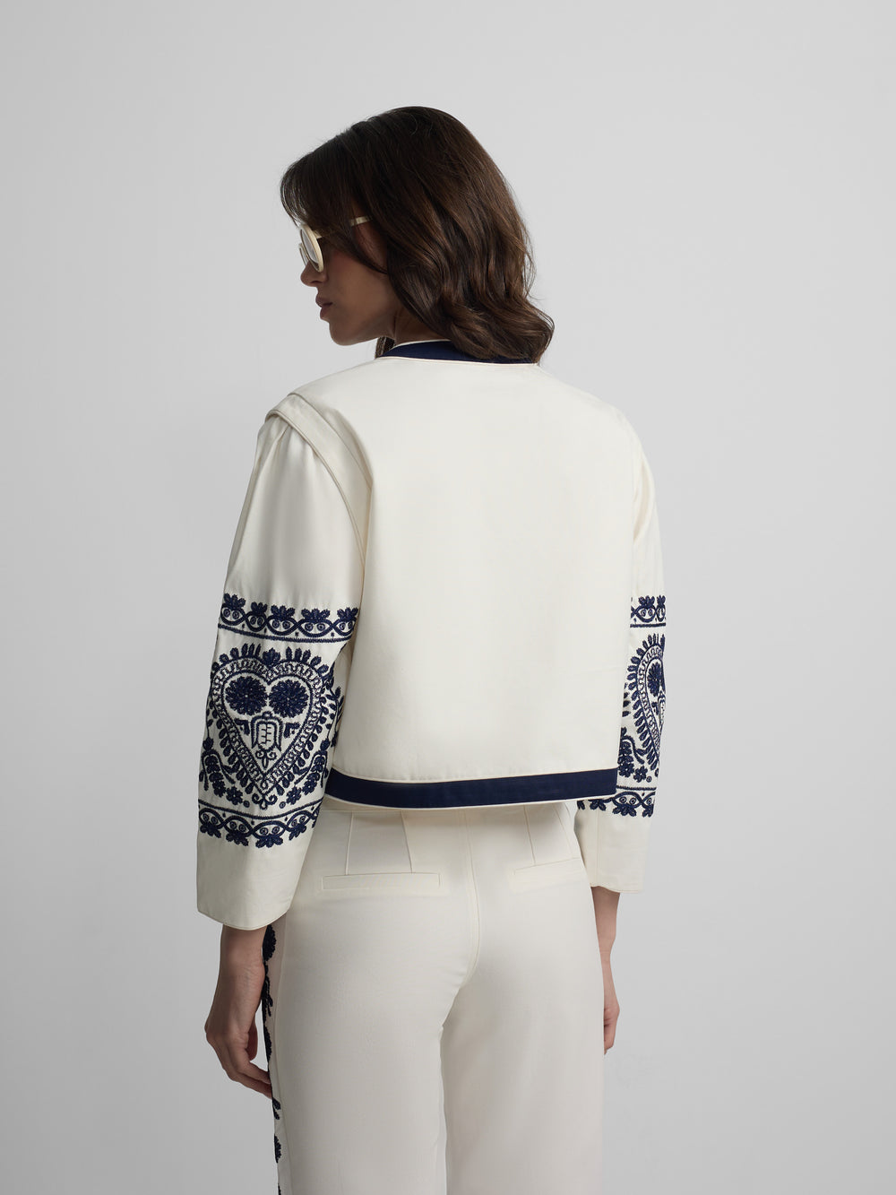 Chaqueta cuello mao bordados blanca