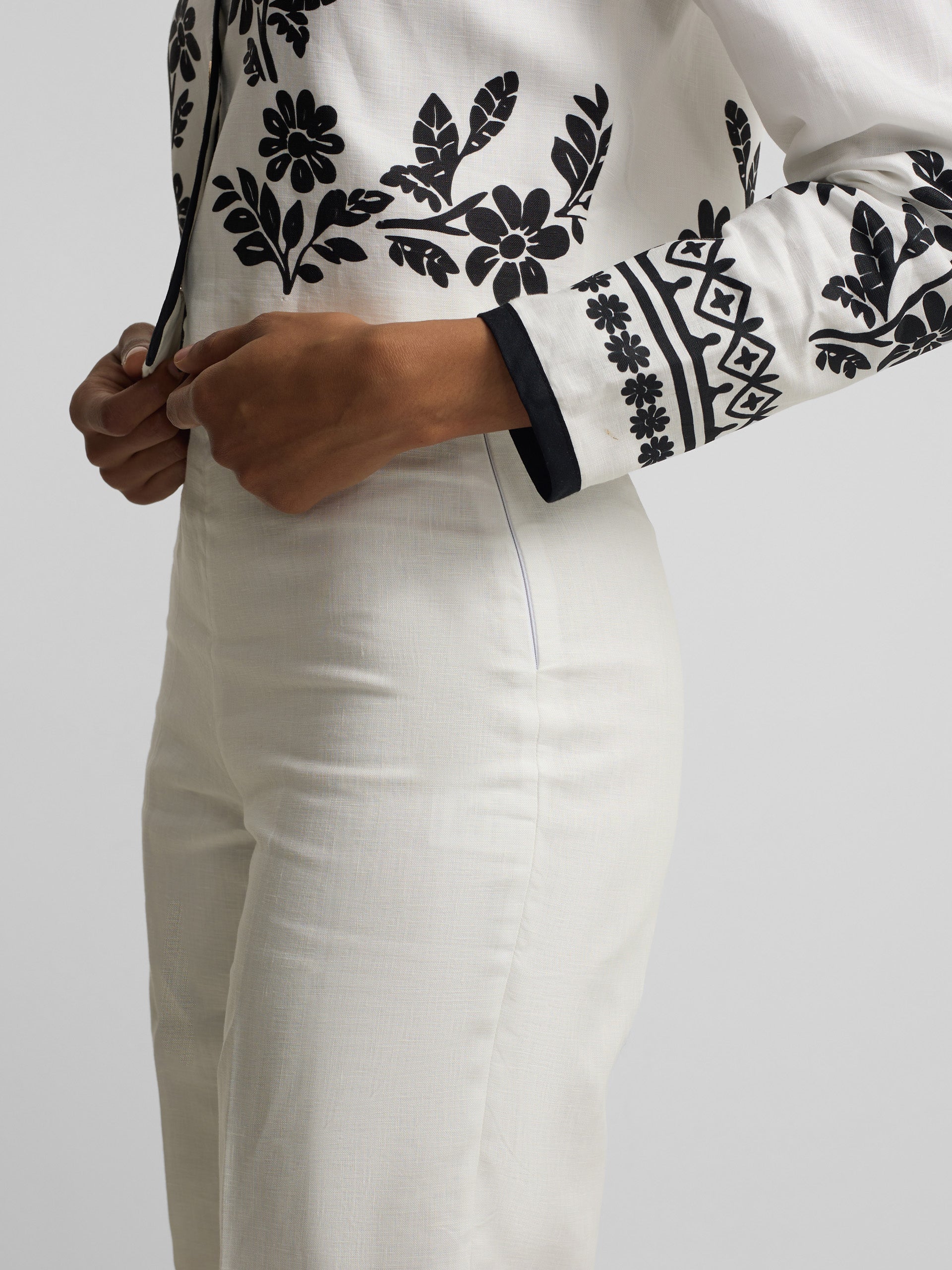 Casaco curto de linho estampado branco