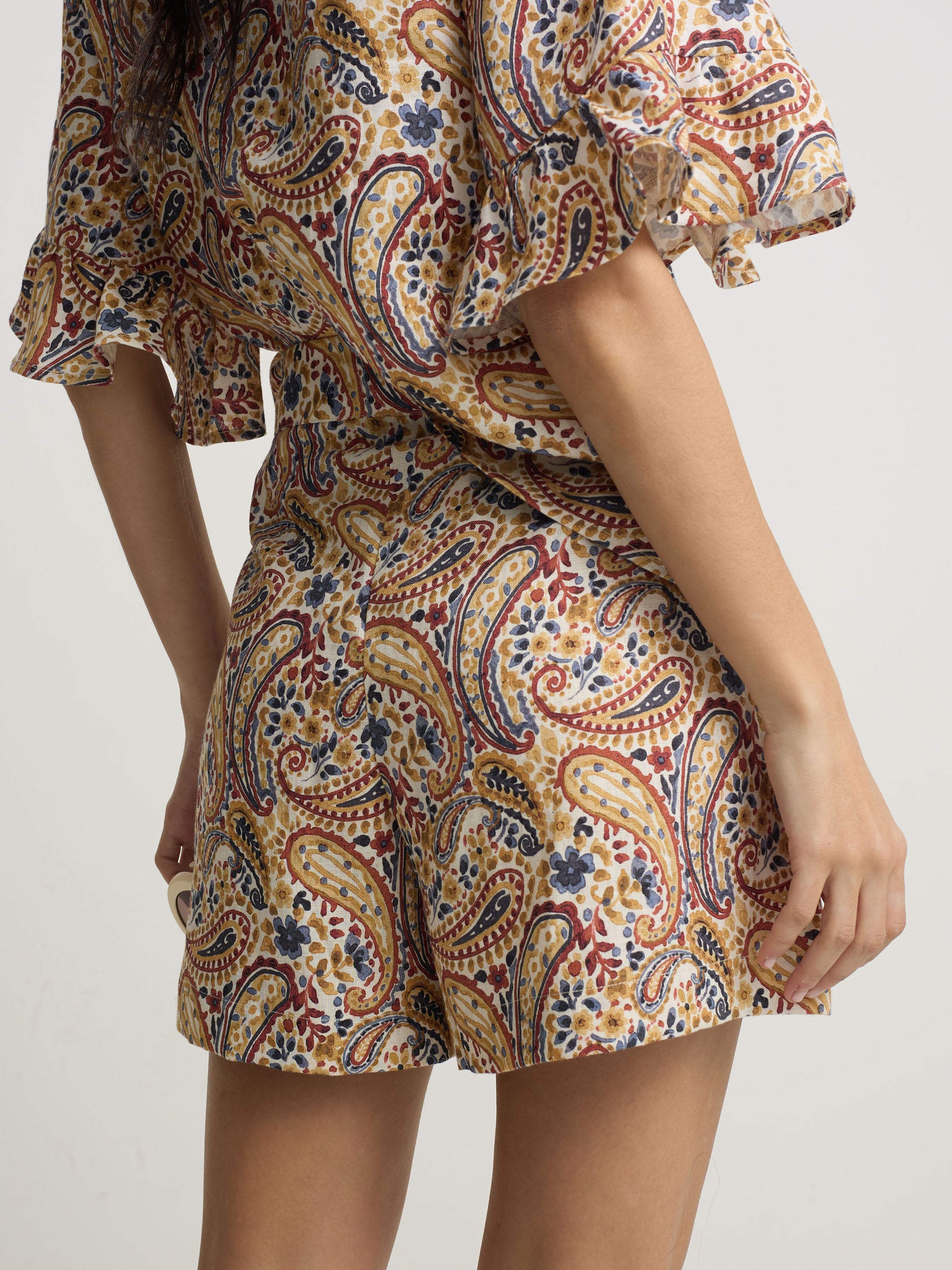 Bermudas de linho estampadas com padrão paisley laranja