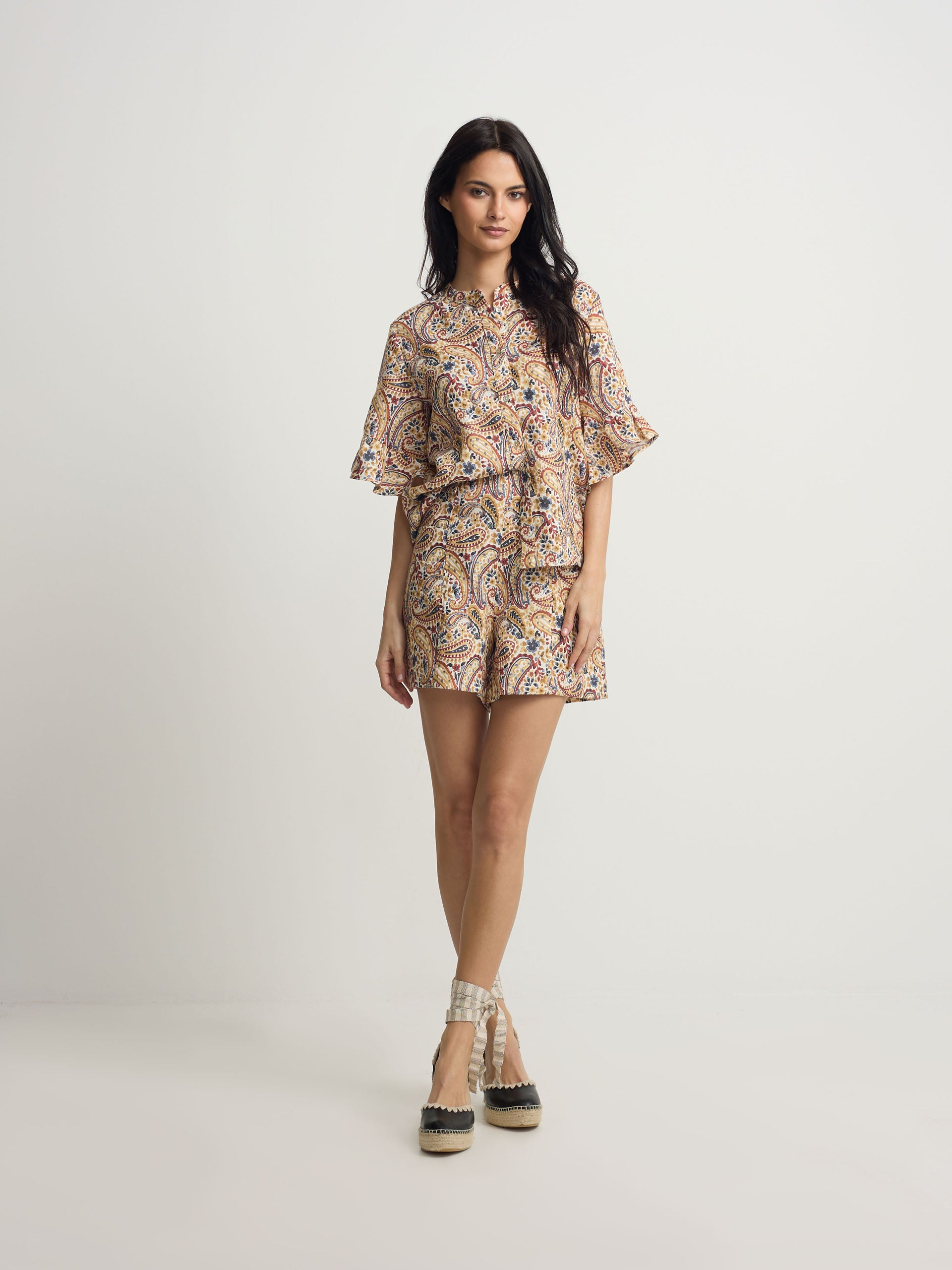 Bermudas de linho estampadas com padrão paisley laranja