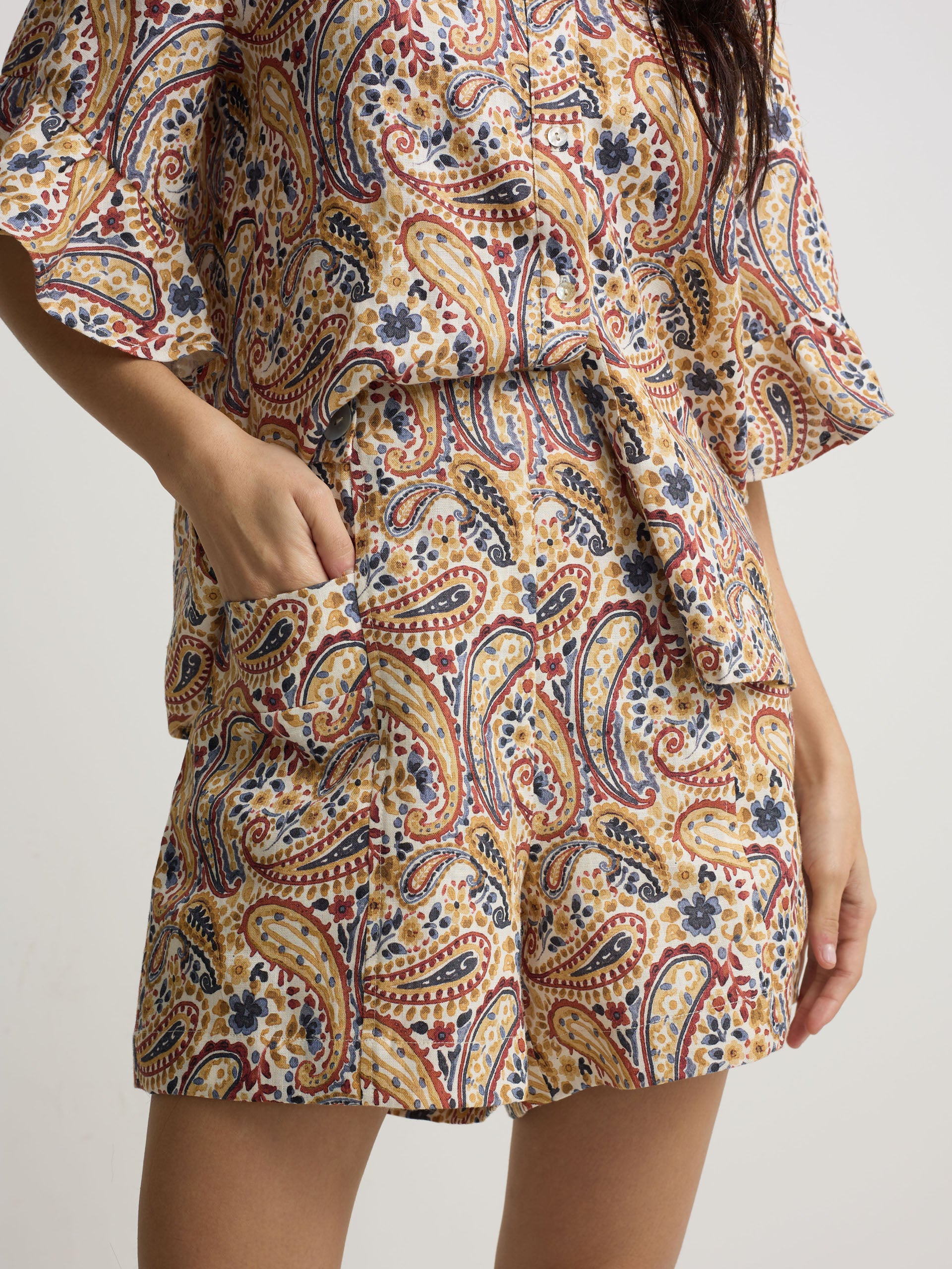 Bermudas de linho estampadas com padrão paisley laranja