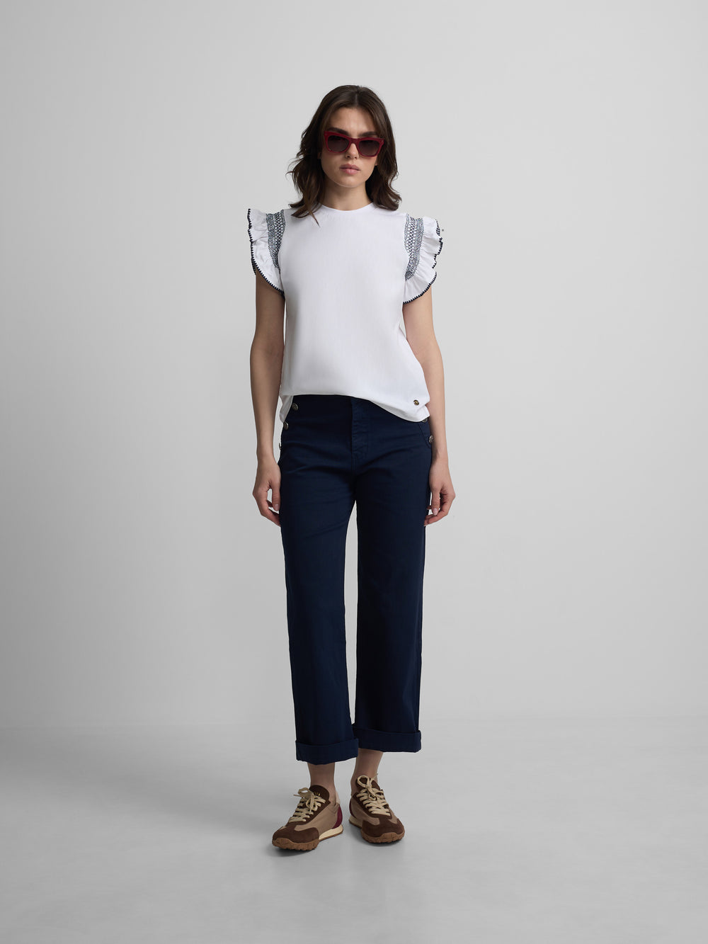 Women's long-sleeved t-shirt with ruffles white