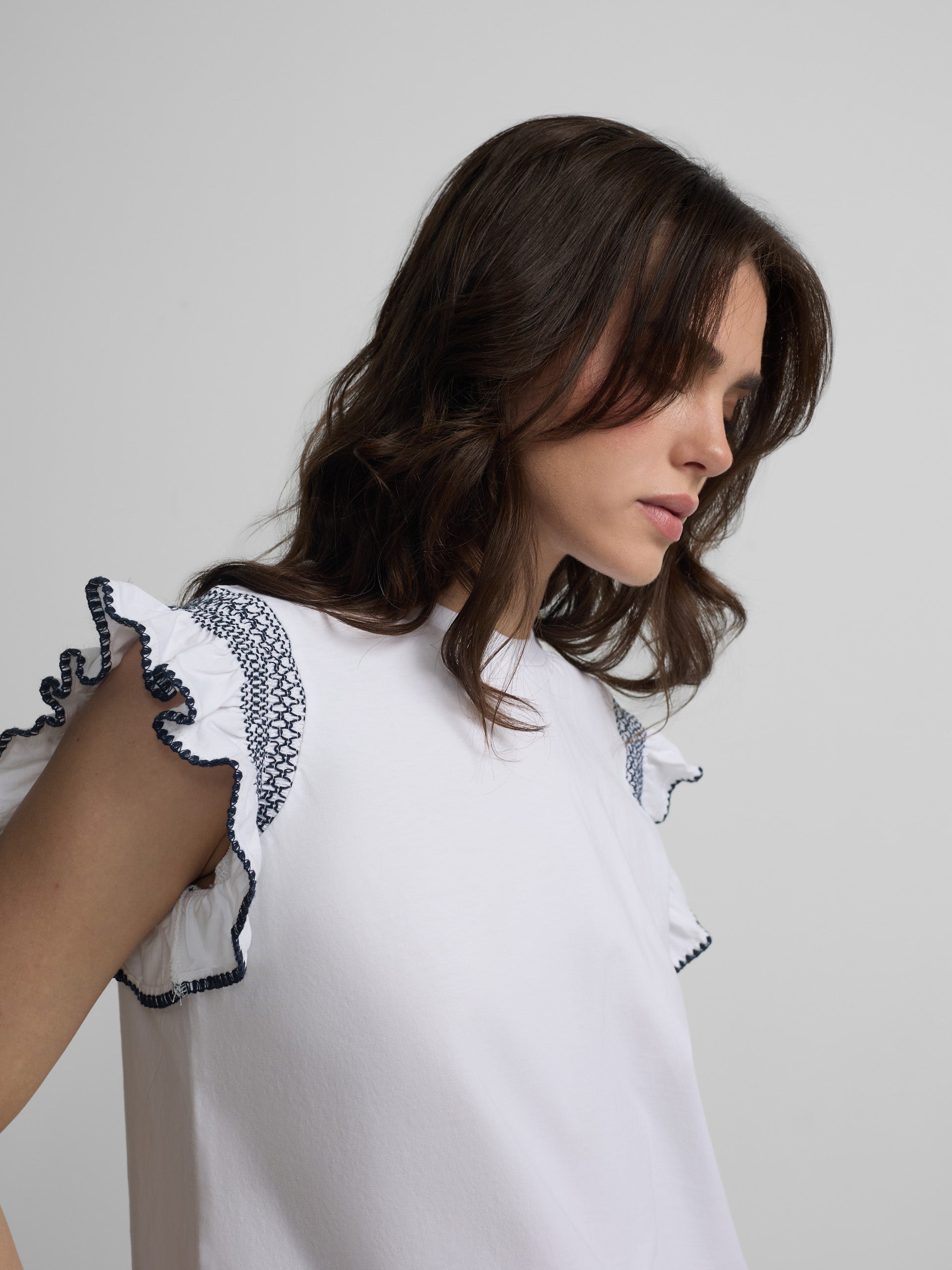 Camisola mulher com folhos e ombreiras branca