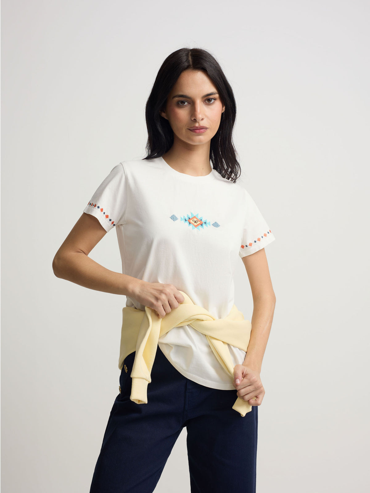 T-shirt mulher bordados ikat branca