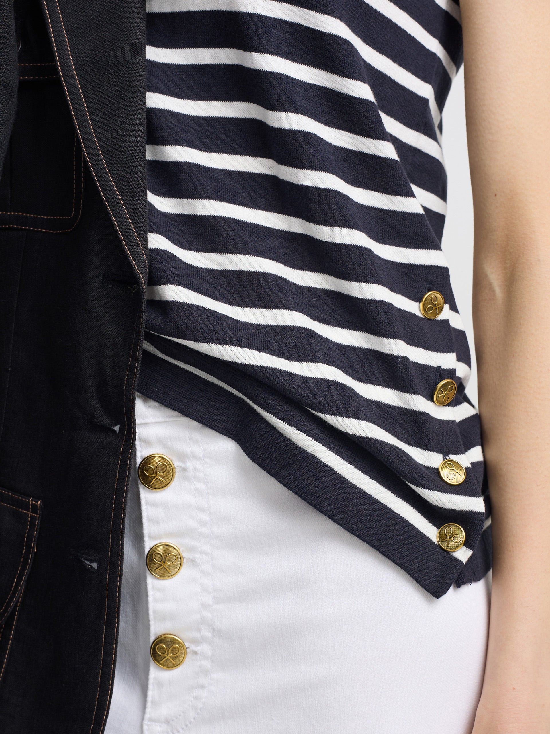 Camisola de malha às riscas azul-marinho e cru