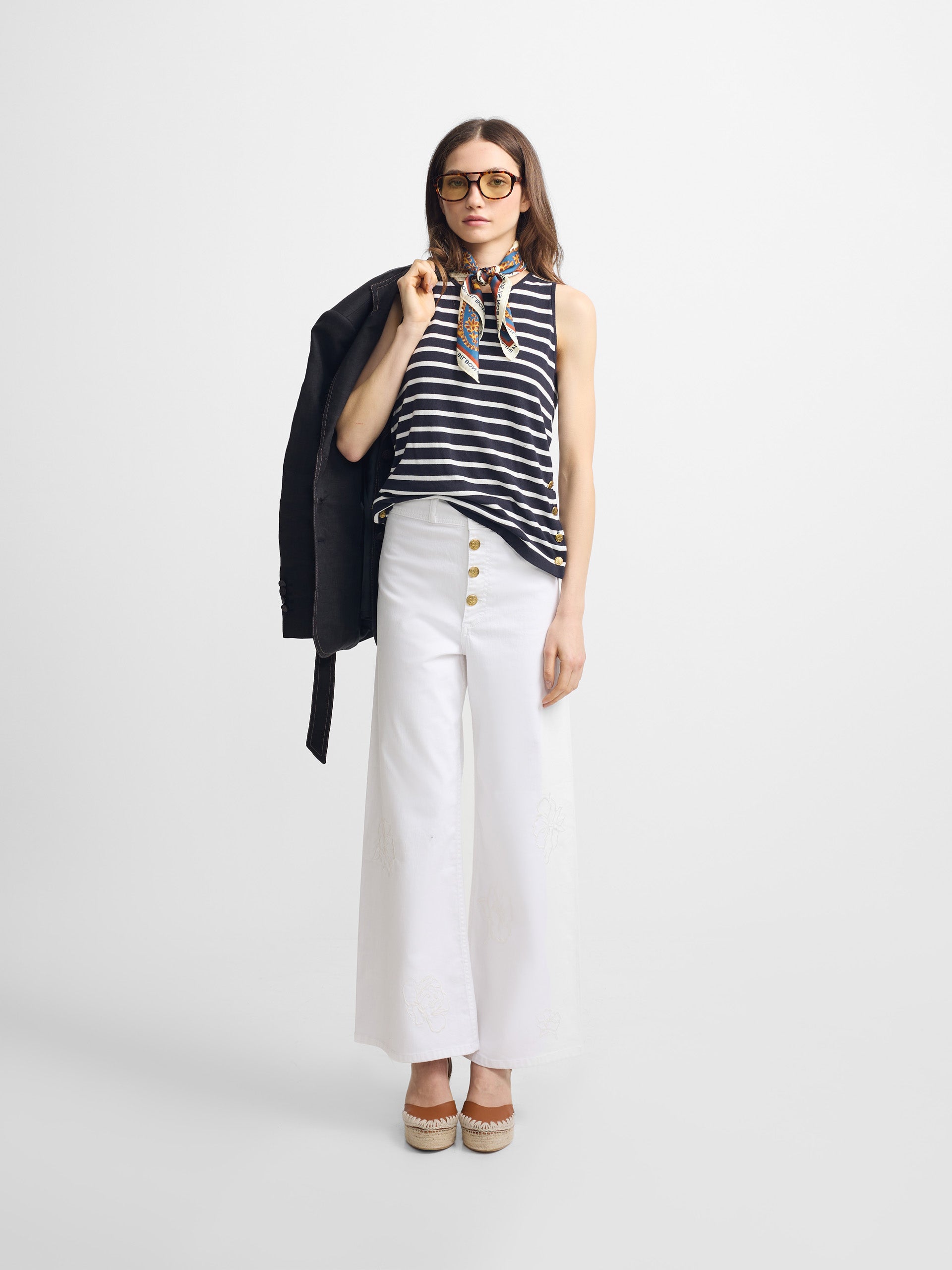 Camisola de malha às riscas azul-marinho e cru