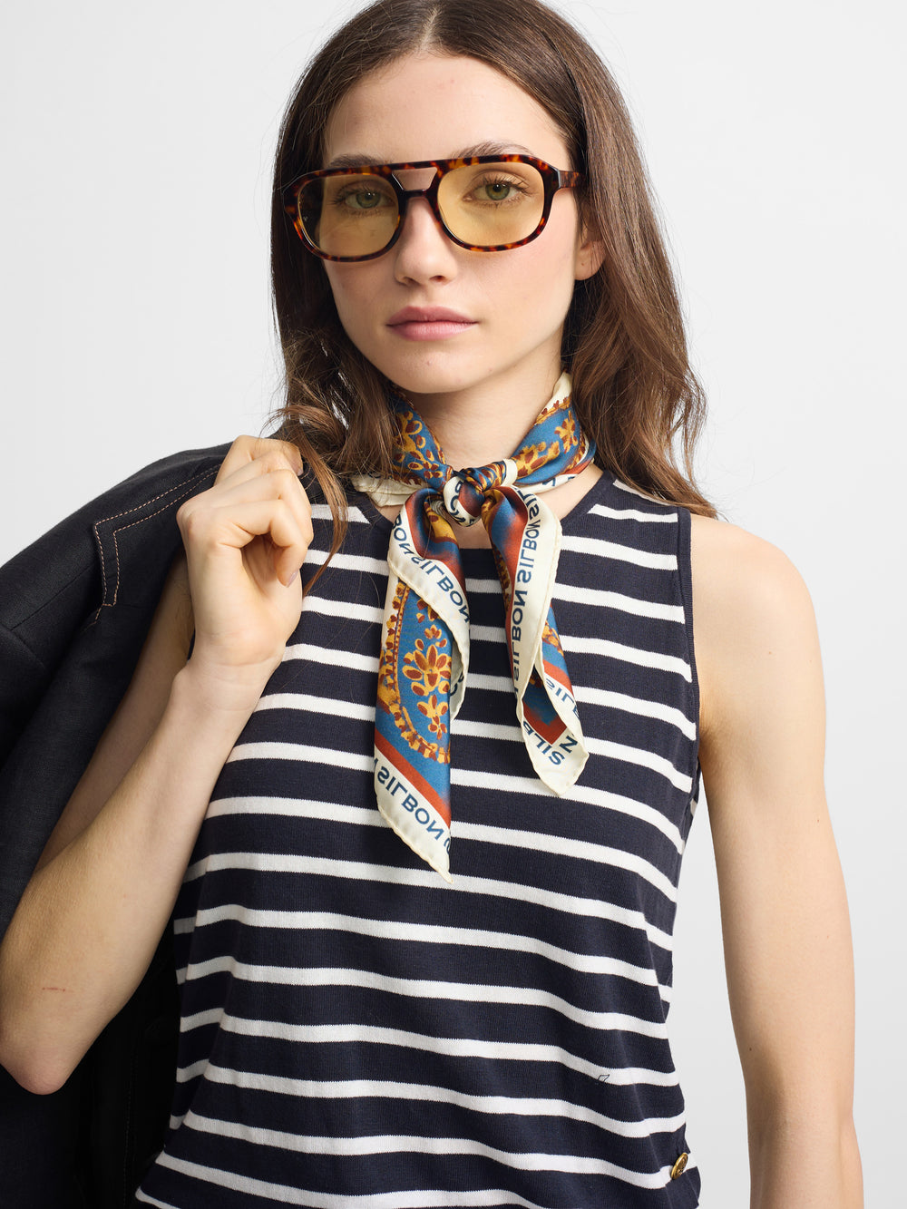 Camisola de malha às riscas azul-marinho e cru