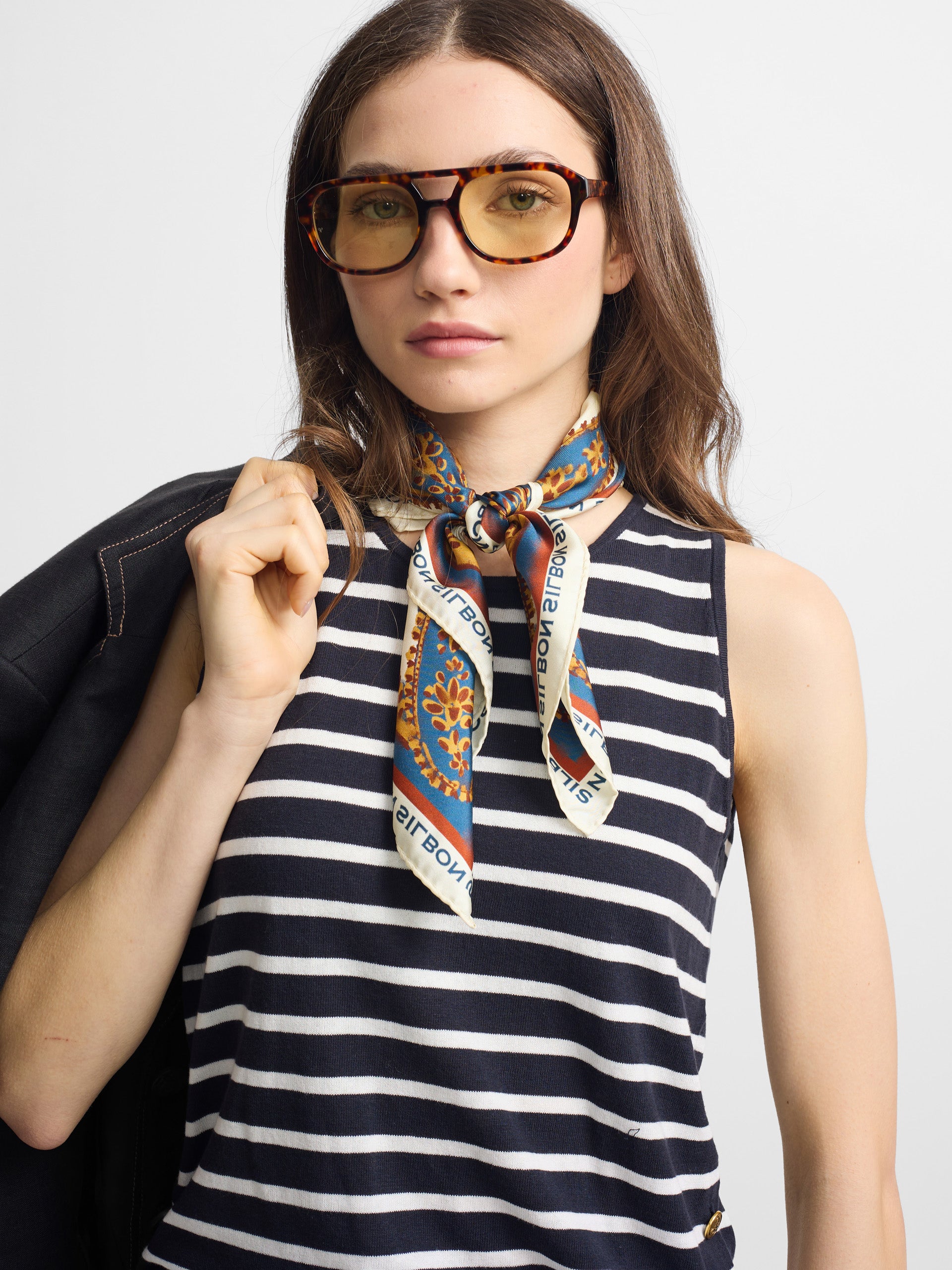 Camisola de malha às riscas azul-marinho e cru