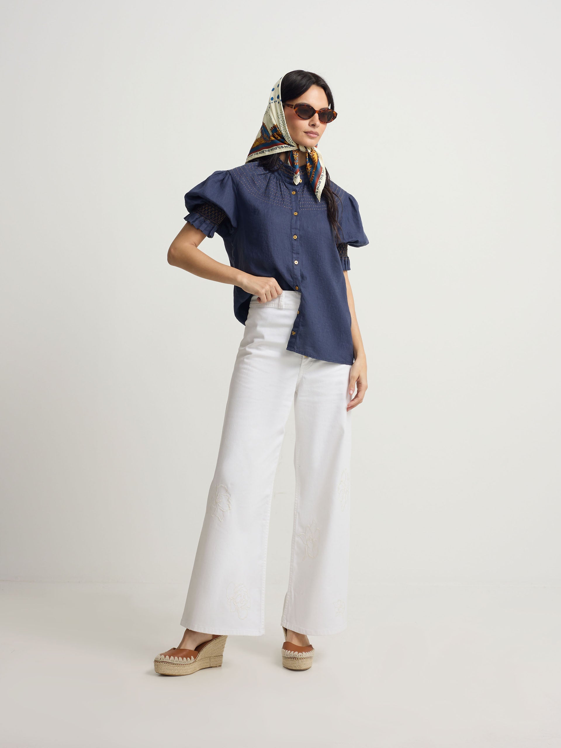 Camisa franzida de manga curta em linho azul-marinho