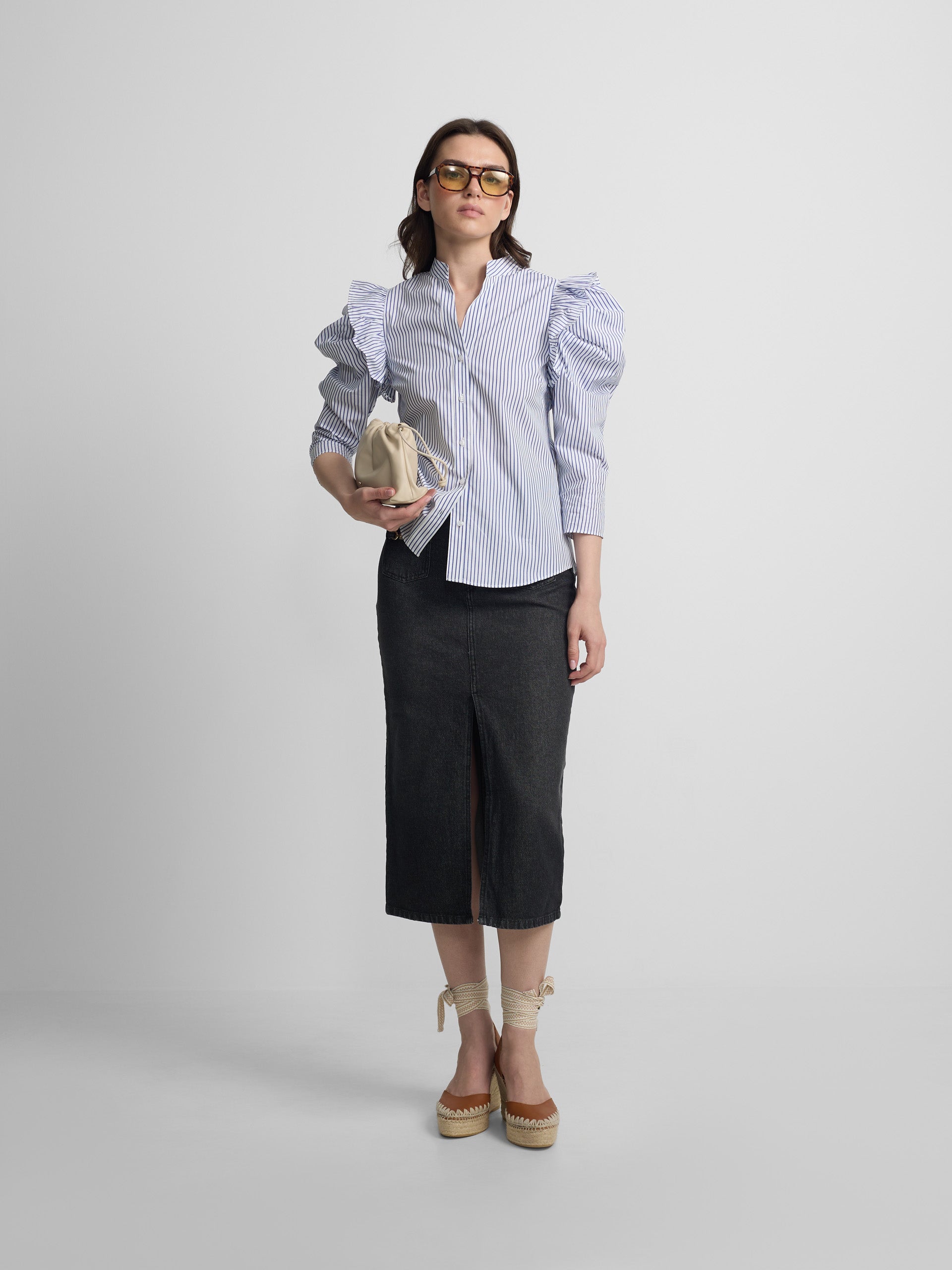 Camisa de manga bufante com riscas azuis e brancas