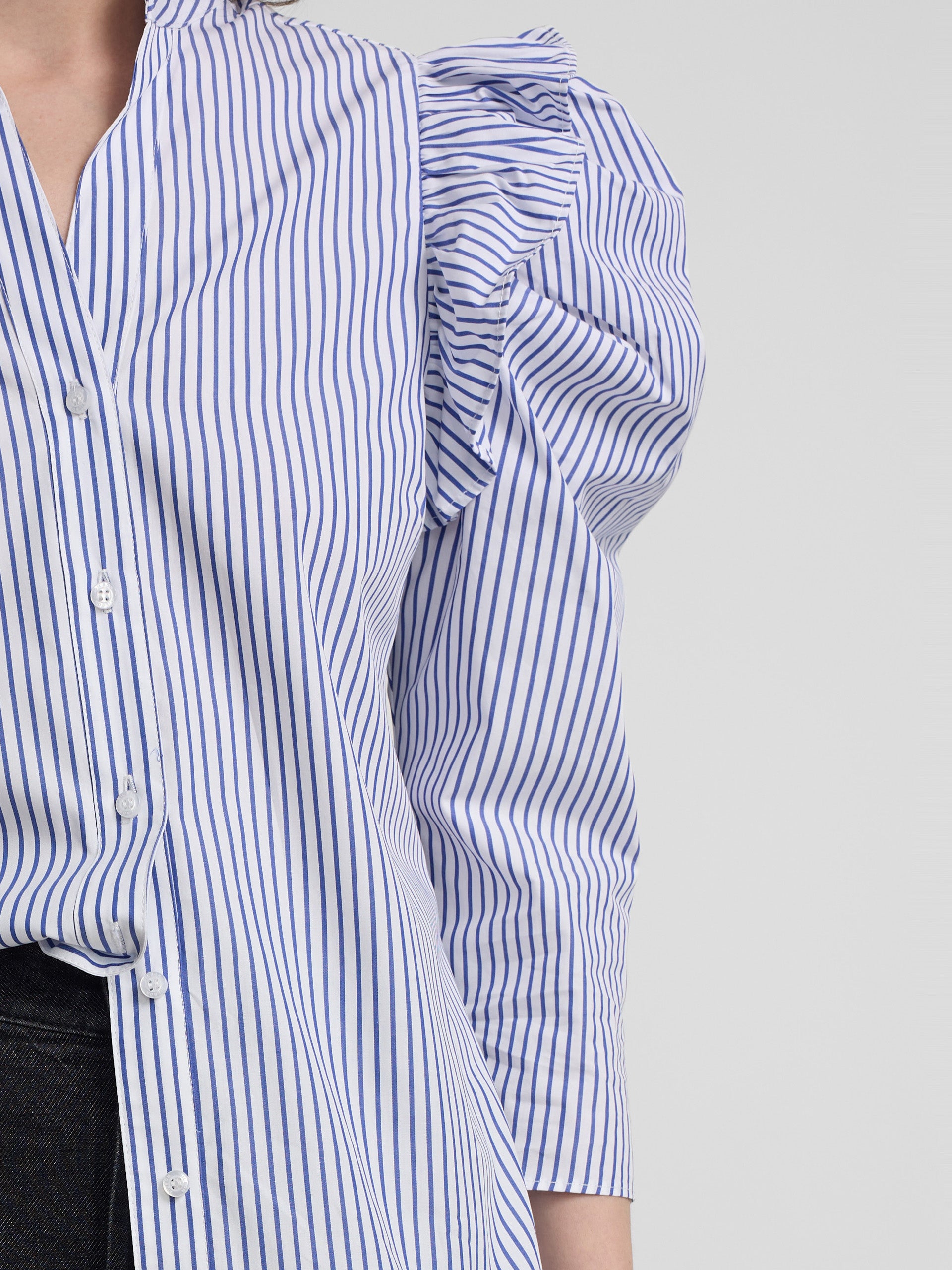 Camisa de manga bufante com riscas azuis e brancas