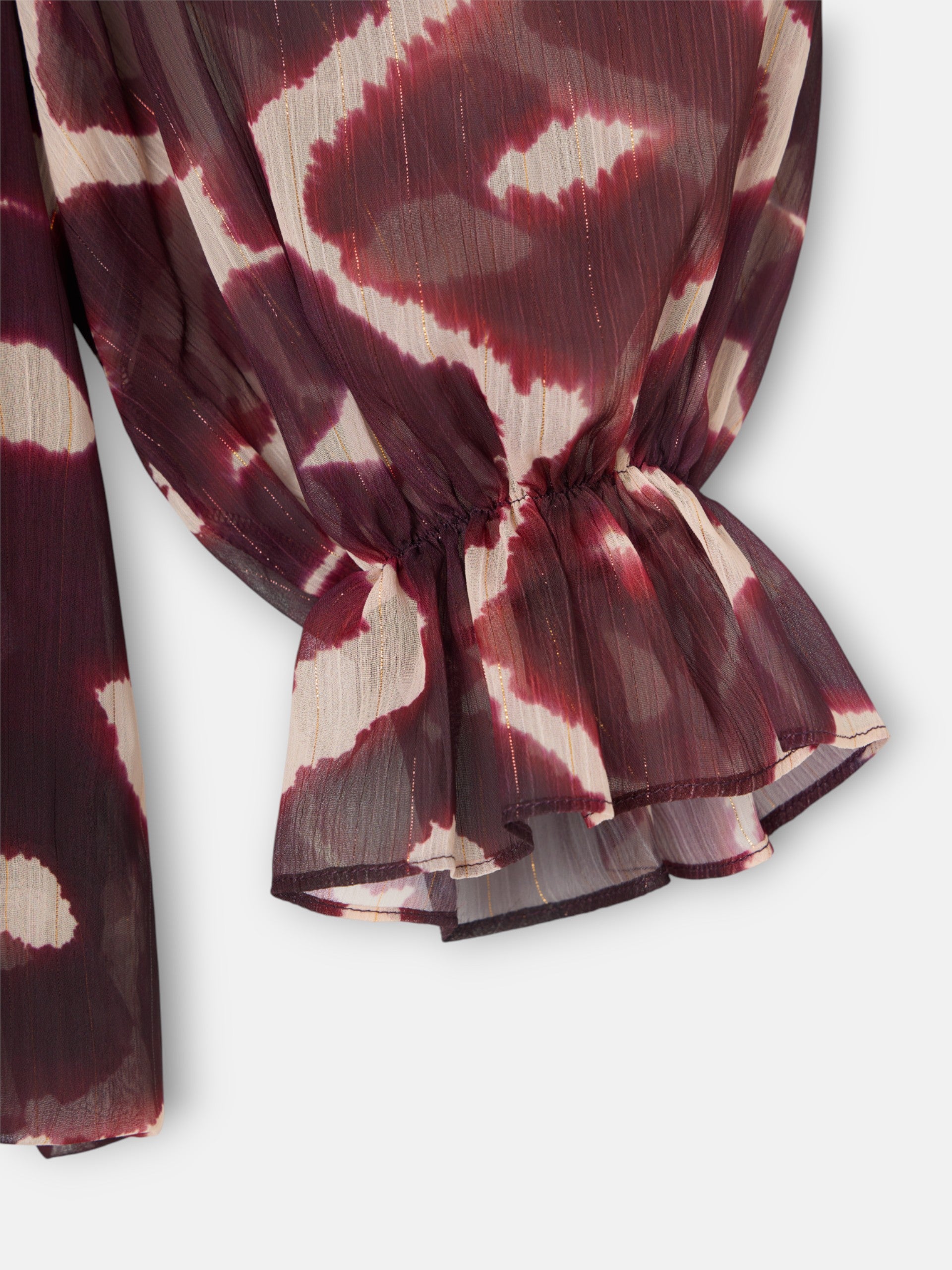 Blusa franzida estampada em tons de castanho