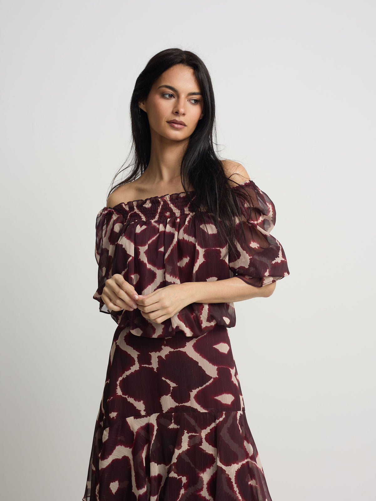 Blusa franzida estampada em tons de castanho