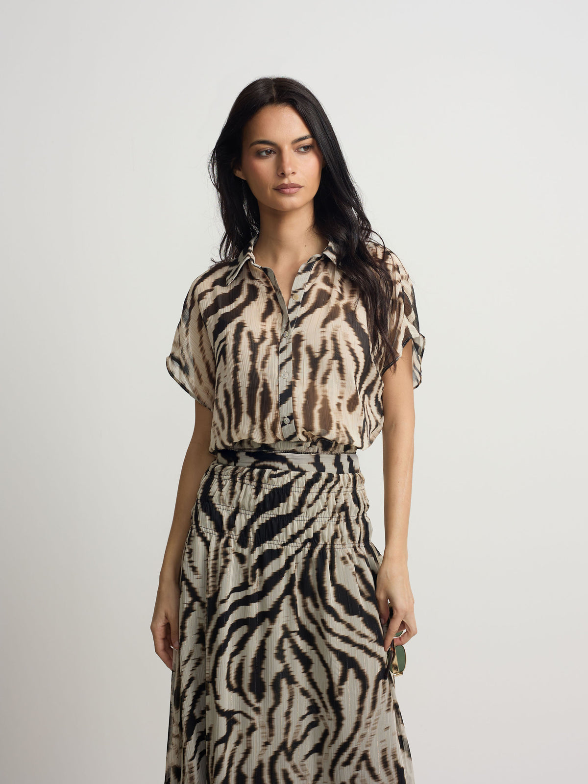 Blusa estampada com padrão animal preto