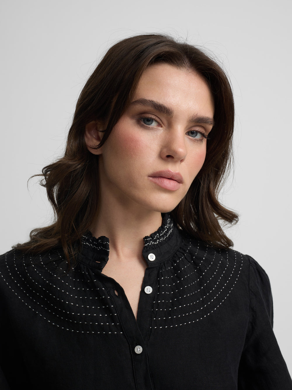 Camisa fruncida manga larga lino negra