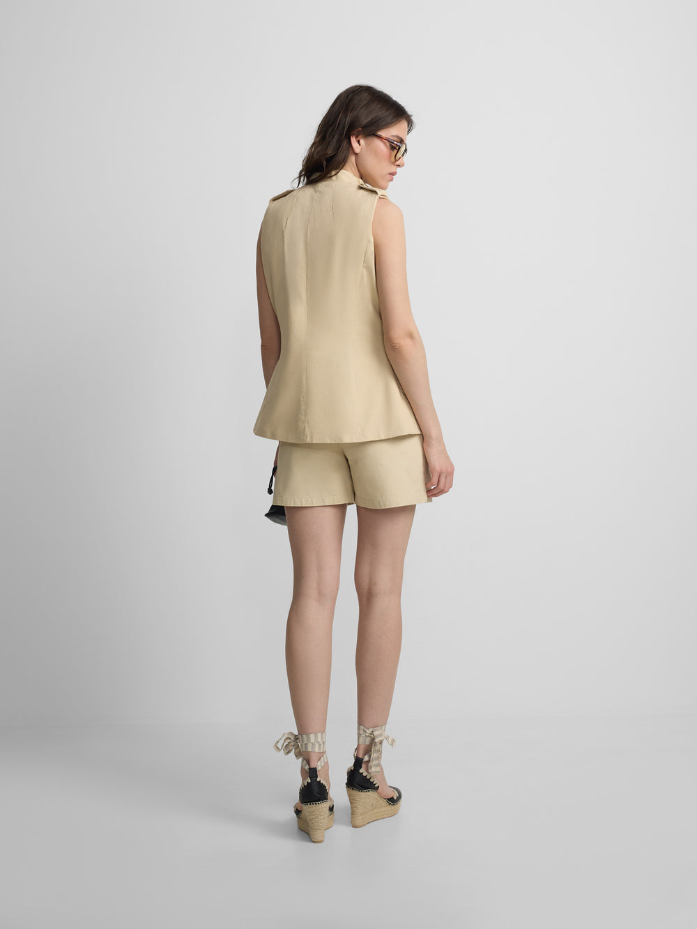 Chaleco sahariana botones beige